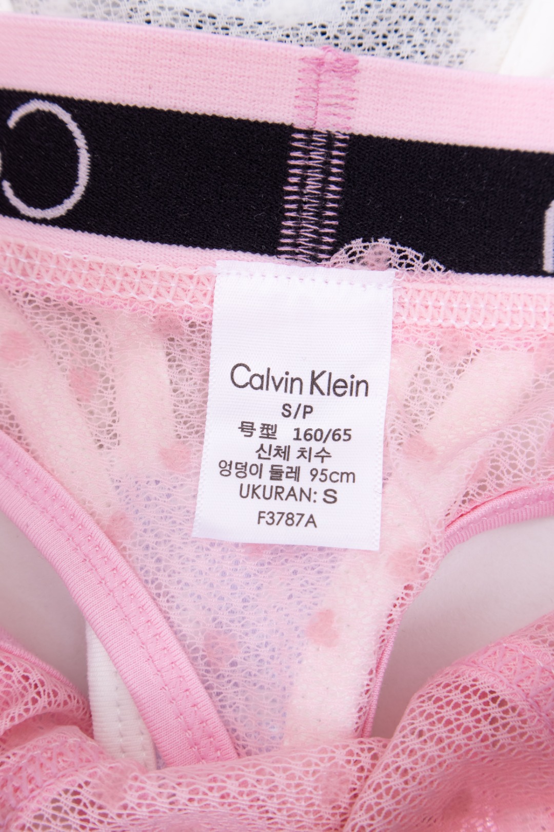 CK情人节限量蕾丝套装柔软舒适的蕾丝面料让你享受无比的触感，精致花纹和纹理展现独特风格。精心剪裁的内衣塑