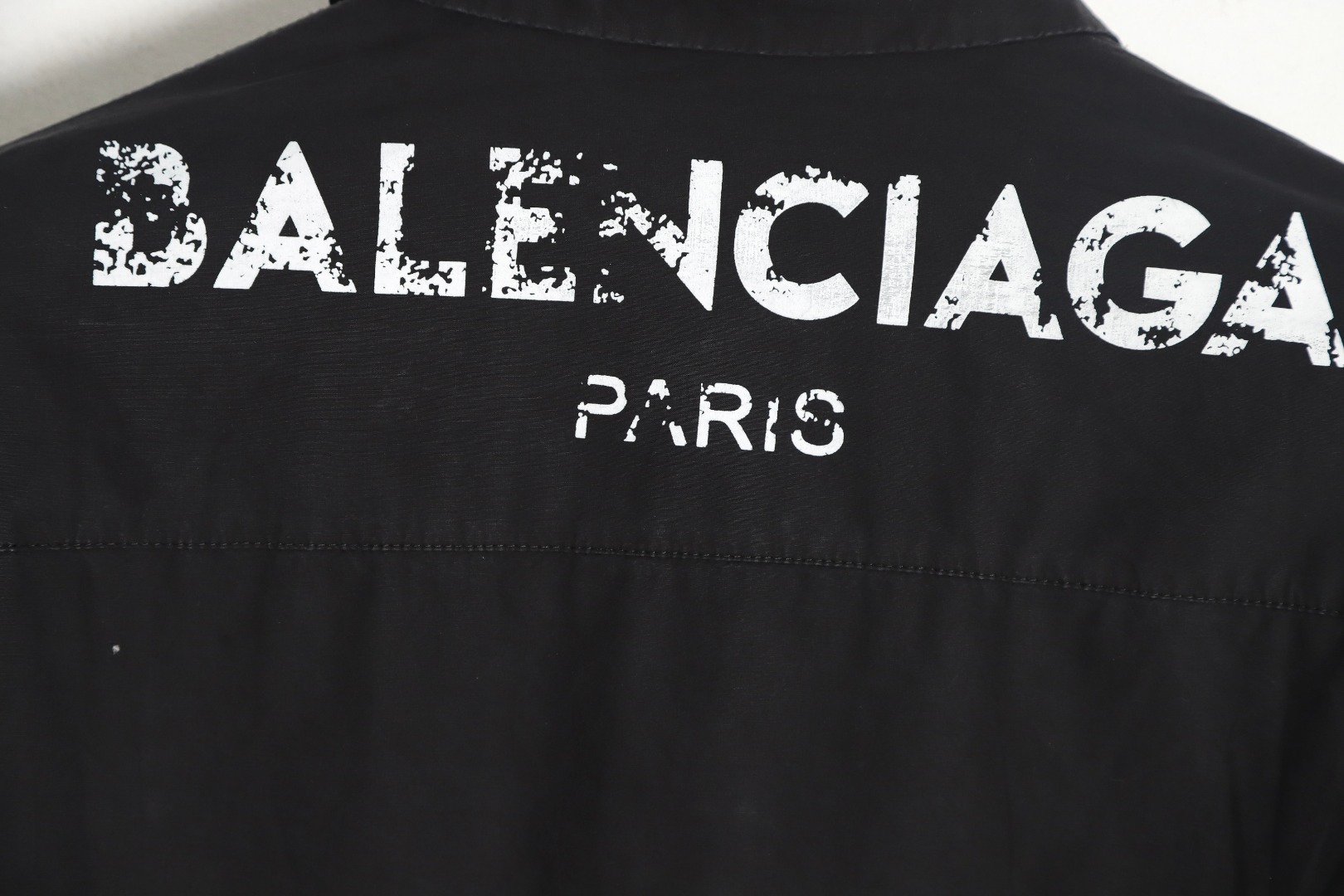 260 Balenciaga 巴黎世家 残缺小字母衬衫