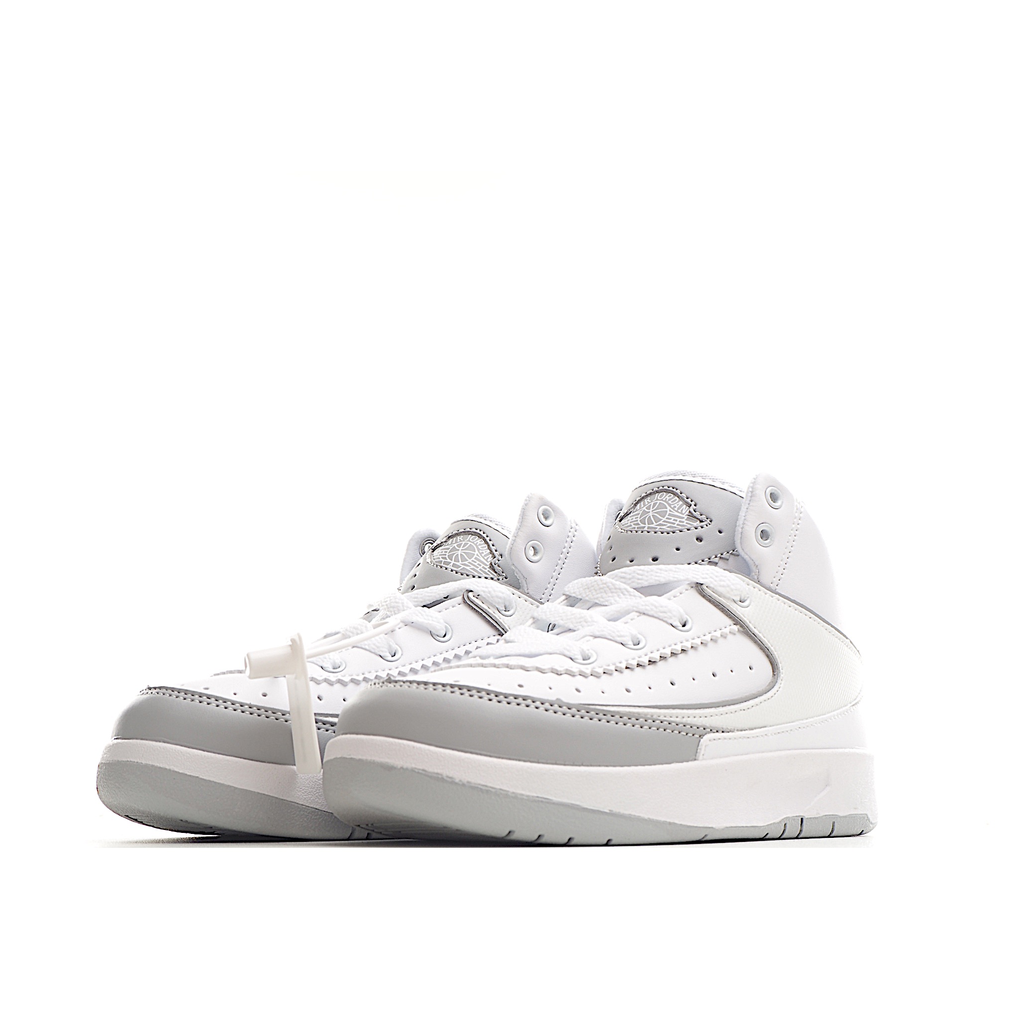 图片[2]-AJ 2代中帮系带复古童鞋 你的孩子会摇滚经典的吧! AJ2 于1986 年首次亮相，是其著名前身的酷炫弟弟一-标志性AJ1的更时尚、更简约的版本。鞋面采用舒适材质，提升上脚体验。鞋身延续了经典款式设计，并加强了鞋面的包裹和支撑性能。鞋底精心打造的防滑底纹，抓地稳固。 尺码：24-37.5-选品中心