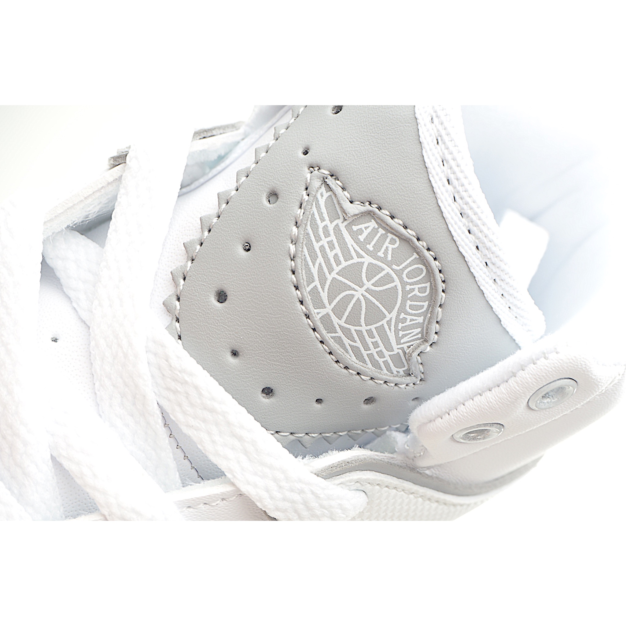 图片[8]-AJ 2代中帮系带复古童鞋 你的孩子会摇滚经典的吧! AJ2 于1986 年首次亮相，是其著名前身的酷炫弟弟一-标志性AJ1的更时尚、更简约的版本。鞋面采用舒适材质，提升上脚体验。鞋身延续了经典款式设计，并加强了鞋面的包裹和支撑性能。鞋底精心打造的防滑底纹，抓地稳固。 尺码：24-37.5-选品中心