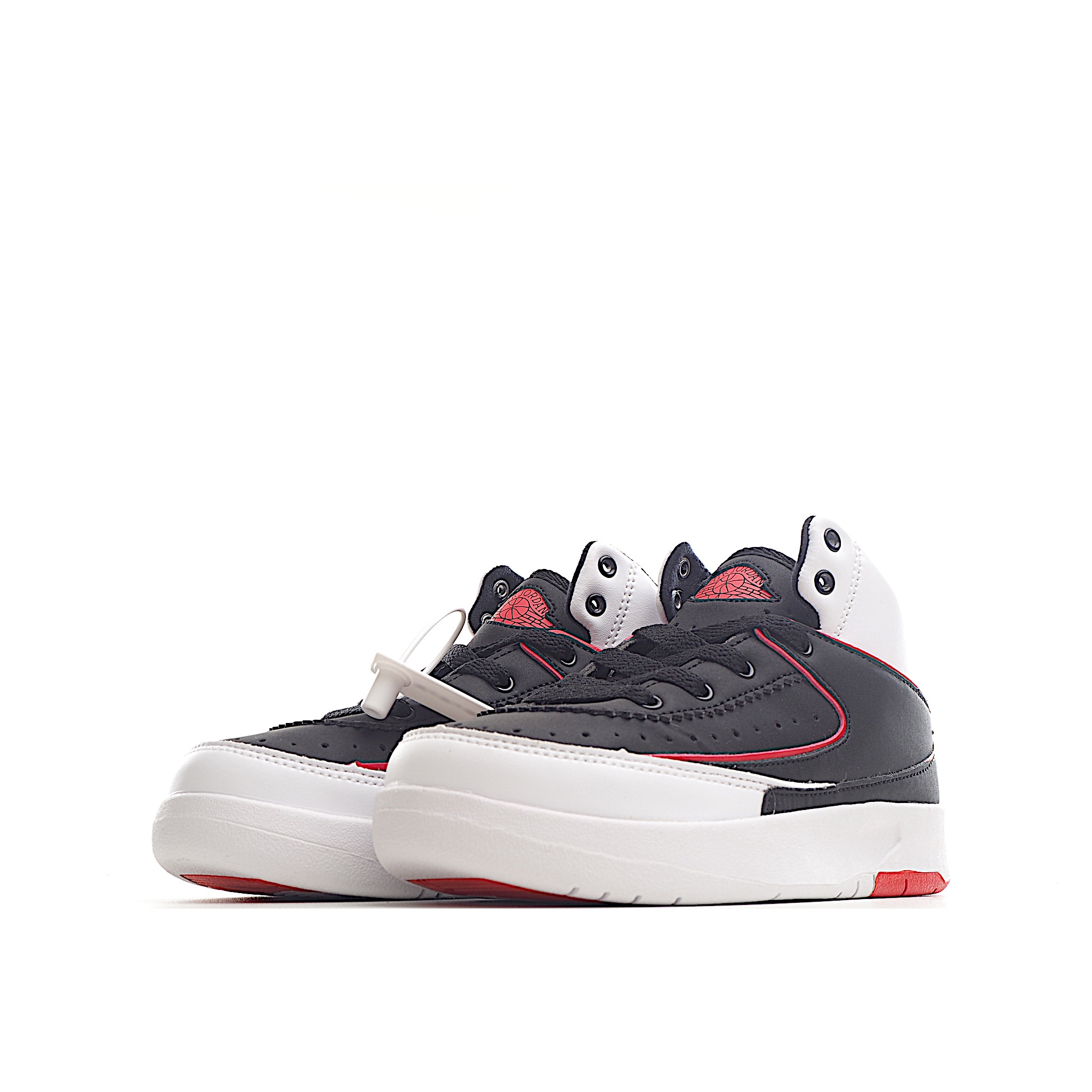 图片[2]-AJ 2代中帮系带复古童鞋 你的孩子会摇滚经典的吧! AJ2 于1986 年首次亮相，是其著名前身的酷炫弟弟一-标志性AJ1的更时尚、更简约的版本。鞋面采用舒适材质，提升上脚体验。鞋身延续了经典款式设计，并加强了鞋面的包裹和支撑性能。鞋底精心打造的防滑底纹，抓地稳固。 尺码：24-37.5-选品中心