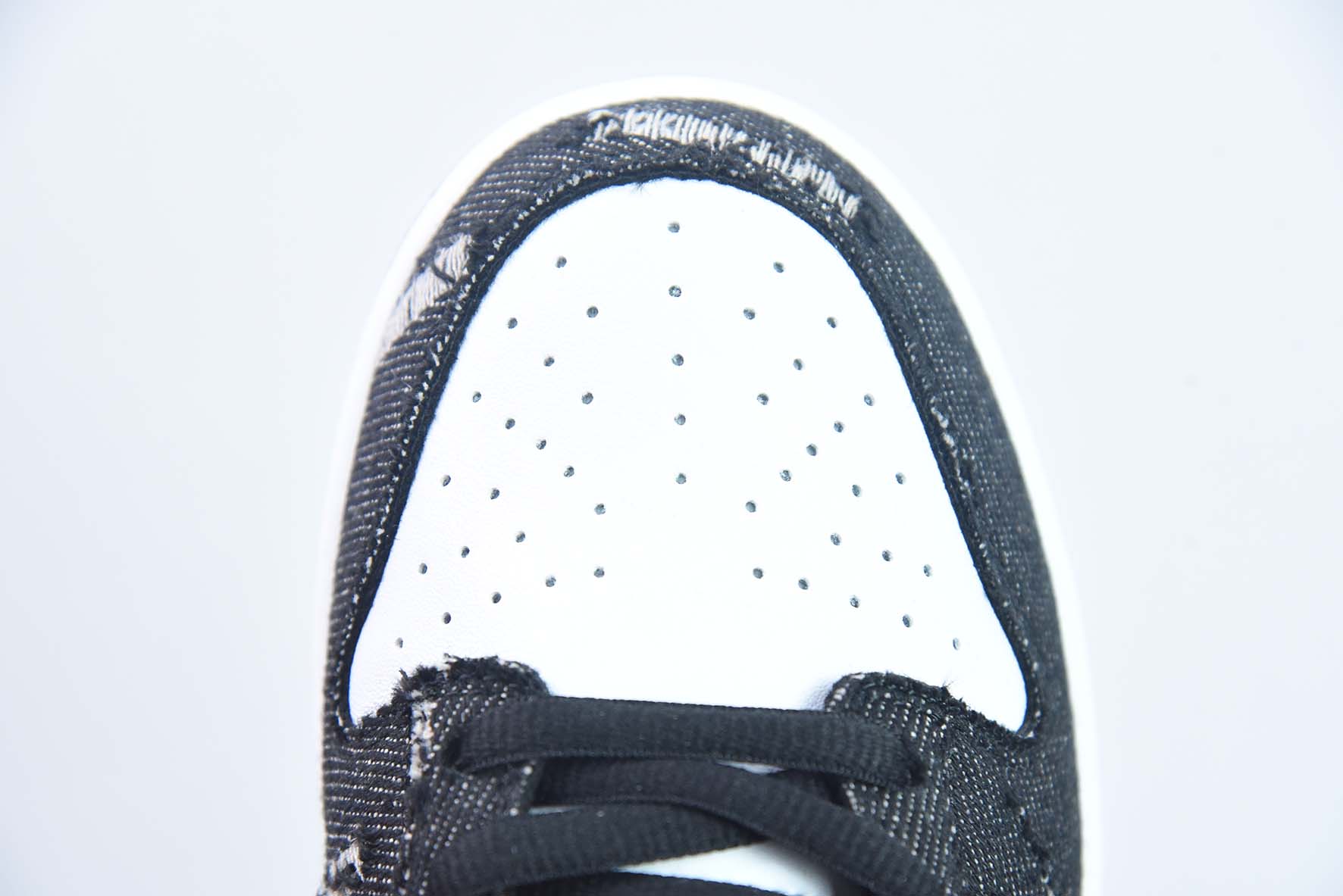 Nike By You SB Dunk Low Retro SP扣篮系列低帮休闲运动滑板板鞋“拼接白黑提花牛仔布”货号:LE0021-006