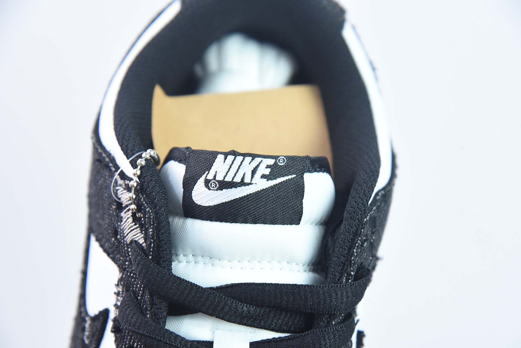 Nike By You SB Dunk Low Retro SP扣篮系列低帮休闲运动滑板板鞋“拼接白黑提花牛仔布”货号:LE0021-006