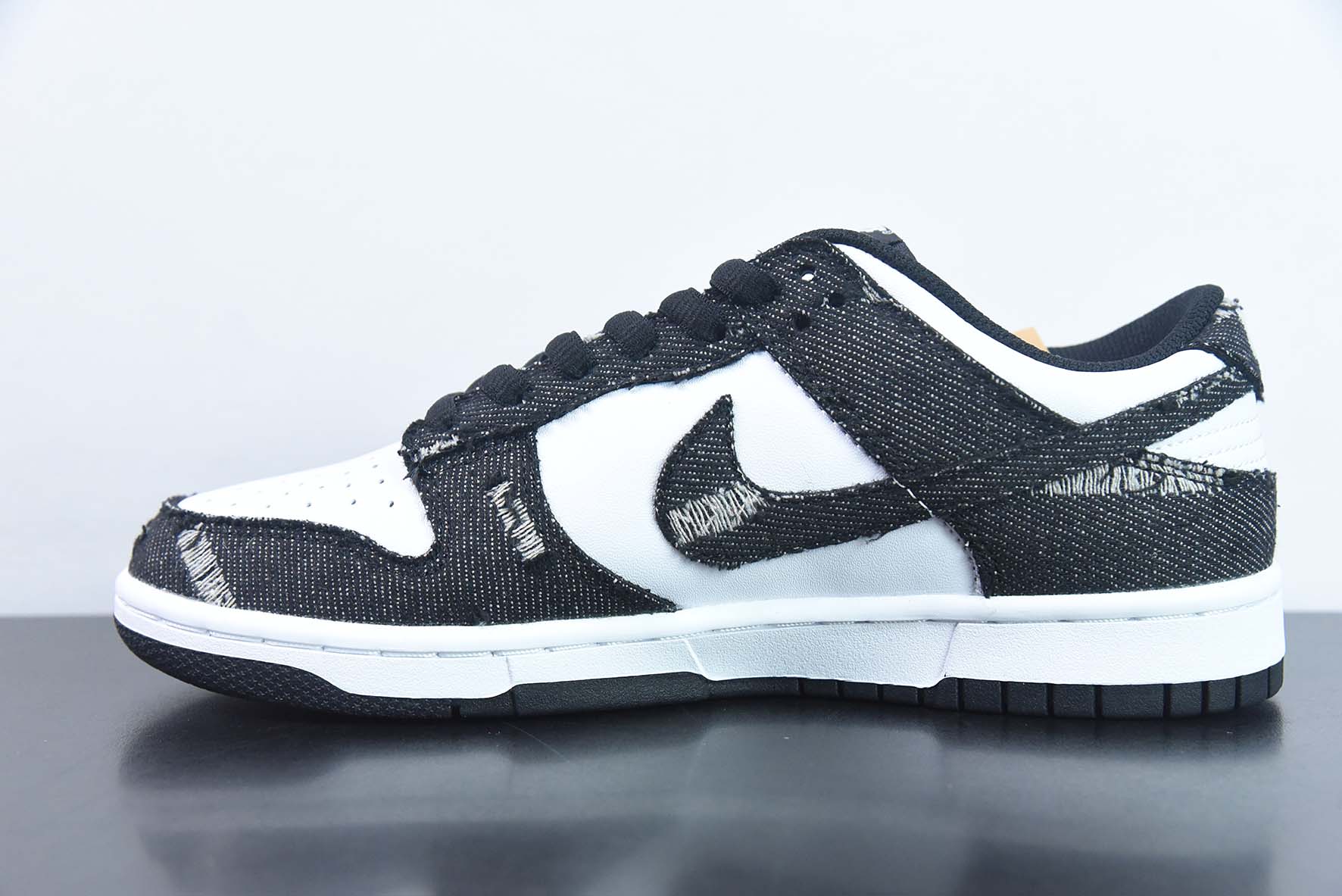 Nike By You SB Dunk Low Retro SP扣篮系列低帮休闲运动滑板板鞋“拼接白黑提花牛仔布”货号:LE0021-006