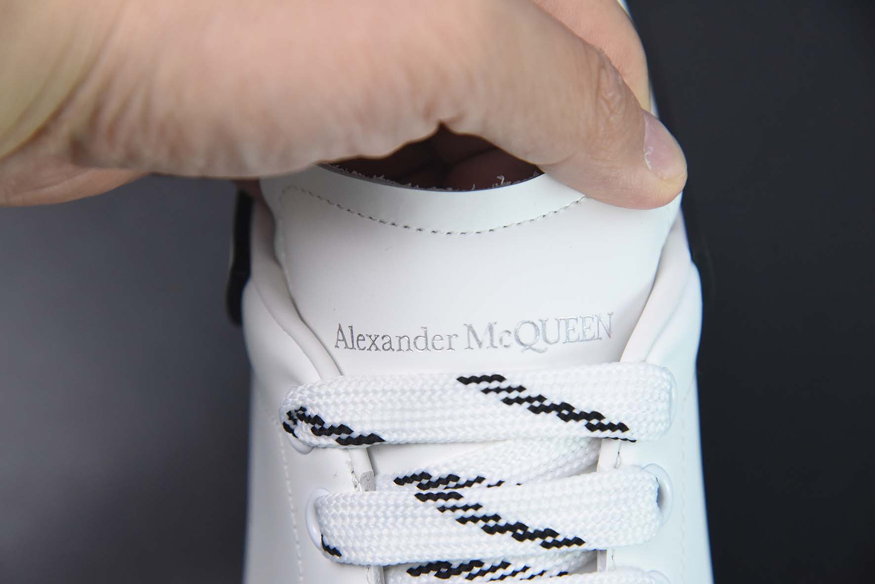 Alexander McQueen 亚历山大麦昆 白滴胶低帮运动鞋