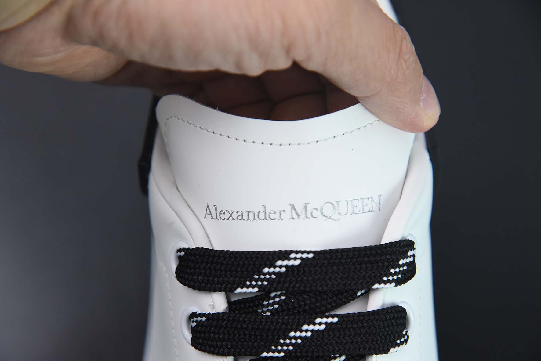 Alexander McQueen 亚历山大麦昆 黑滴胶低帮运动鞋