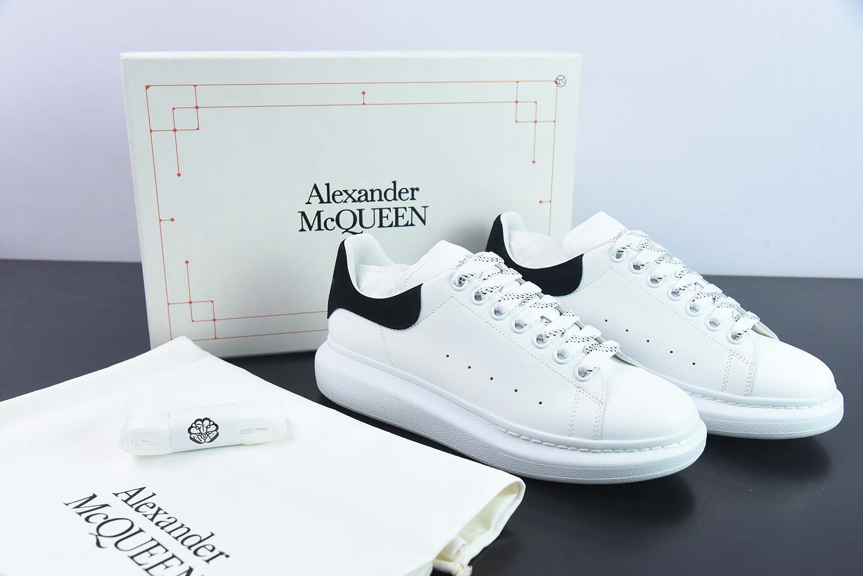 Alexander McQueen 亚历山大麦昆 黑麂皮低帮运动鞋