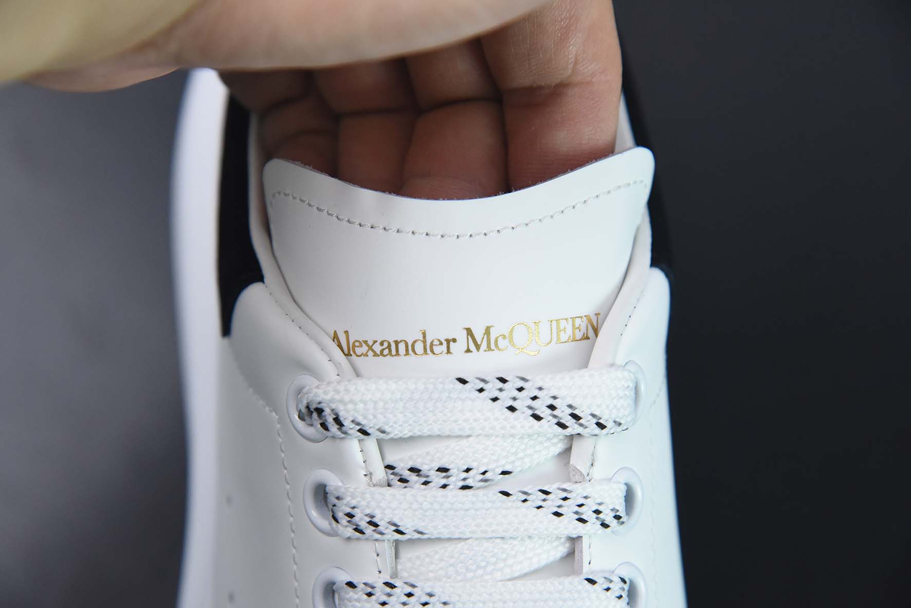Alexander McQueen 亚历山大麦昆 黑麂皮低帮运动鞋