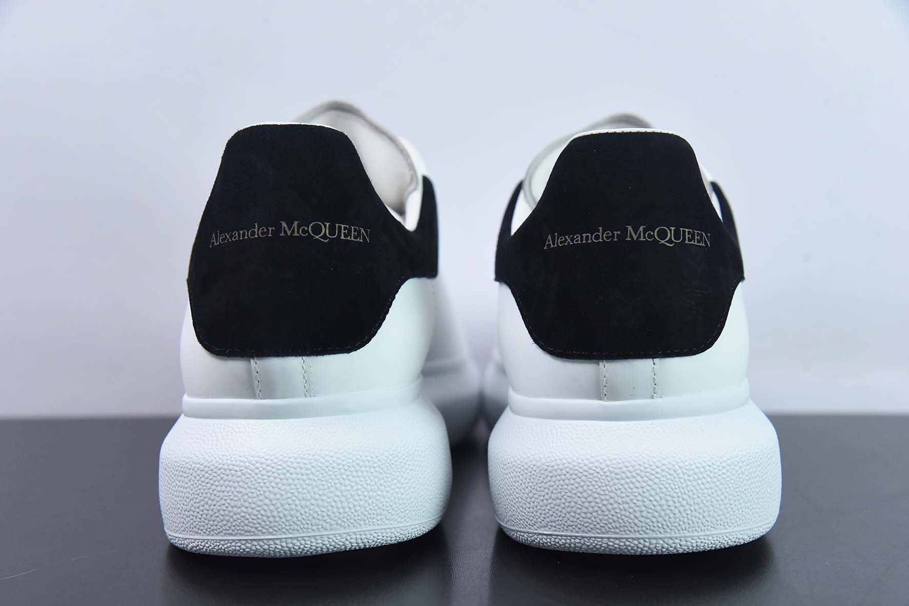 Alexander McQueen 亚历山大麦昆 黑麂皮低帮运动鞋