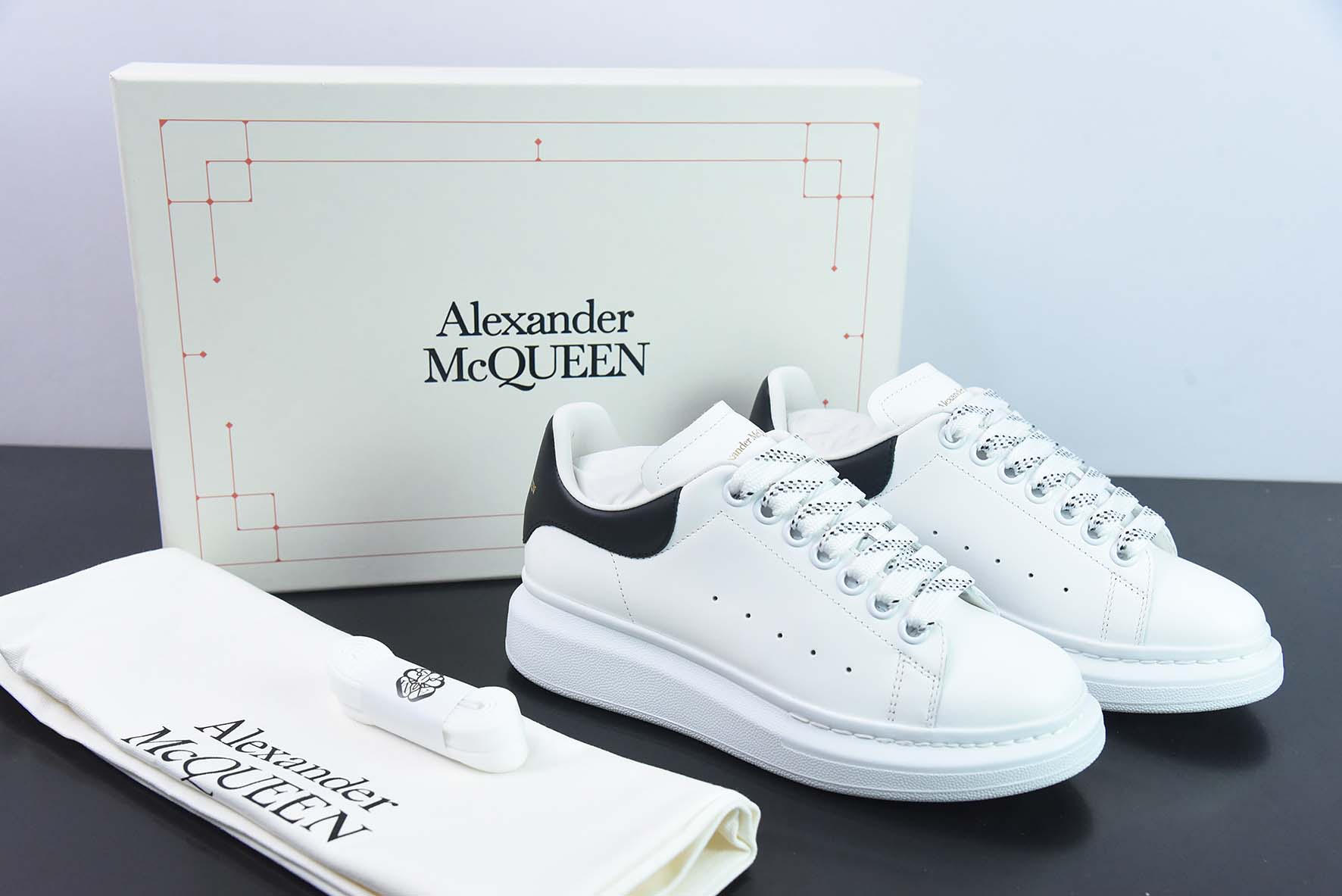 Alexander McQueen 亚历山大麦昆 黑亮皮低帮运动鞋