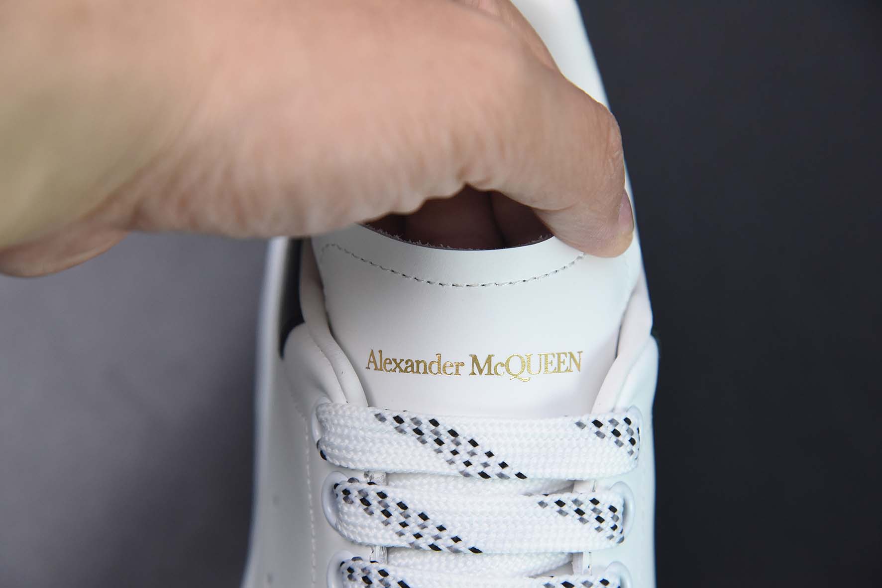 Alexander McQueen 亚历山大麦昆 黑亮皮低帮运动鞋