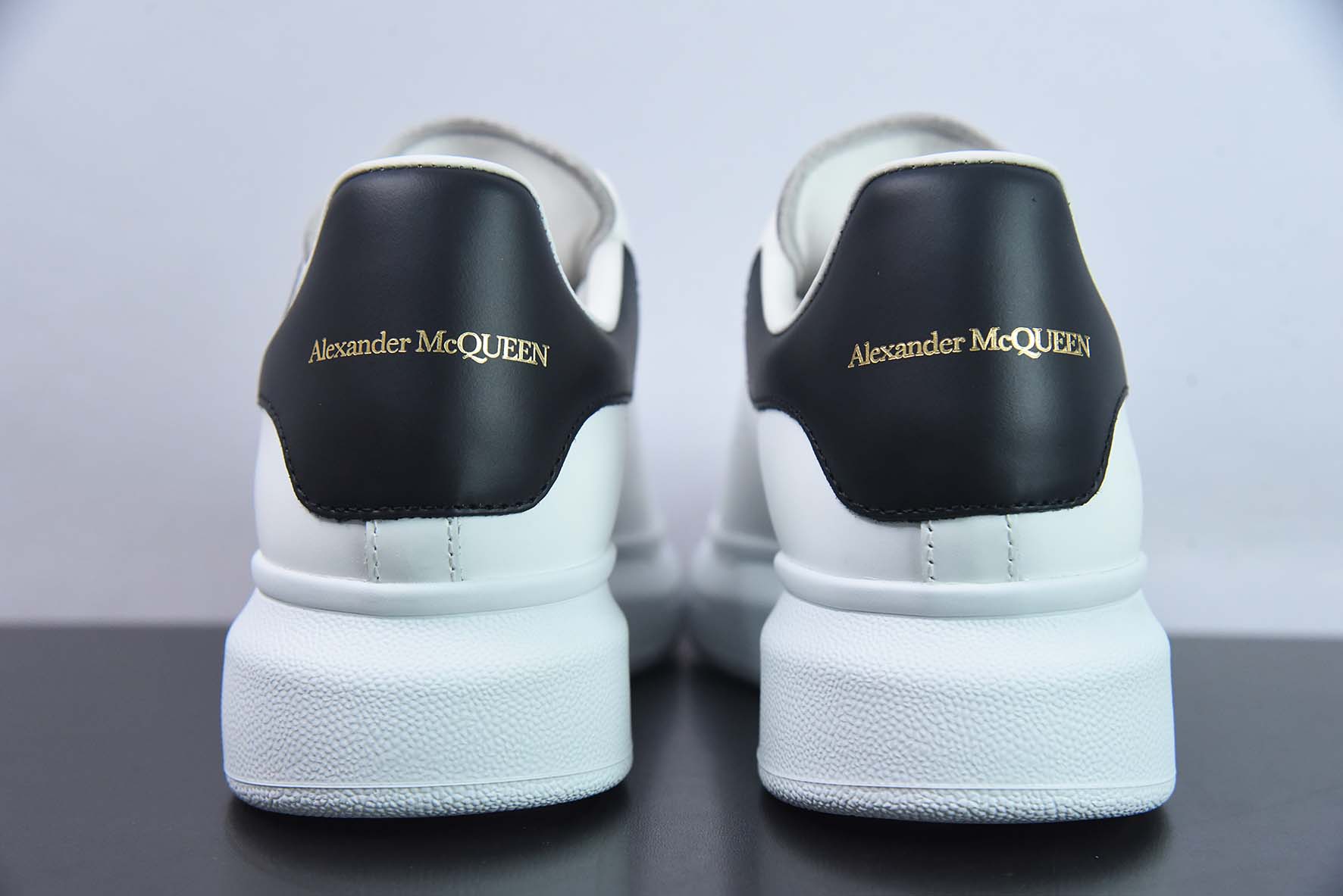 Alexander McQueen 亚历山大麦昆 黑亮皮低帮运动鞋