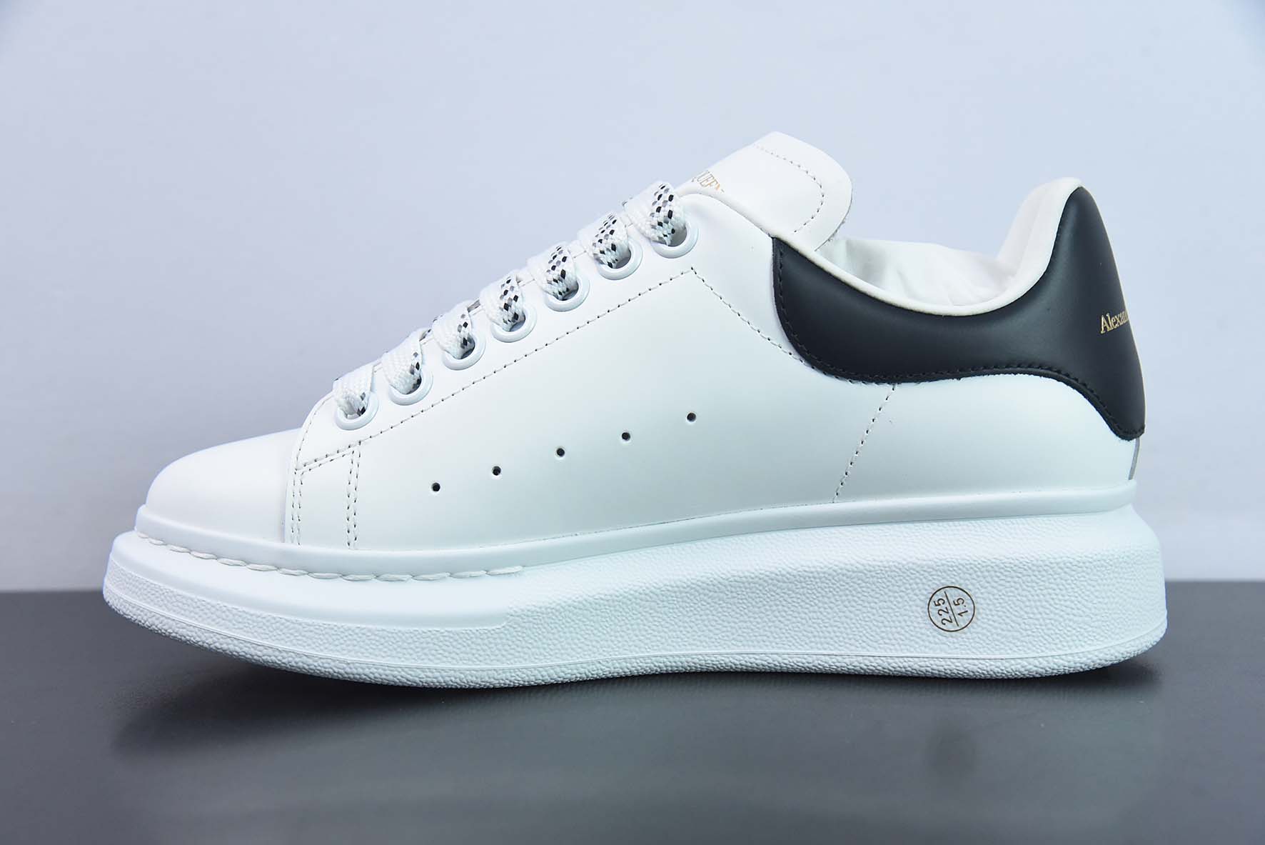 Alexander McQueen 亚历山大麦昆 黑亮皮低帮运动鞋