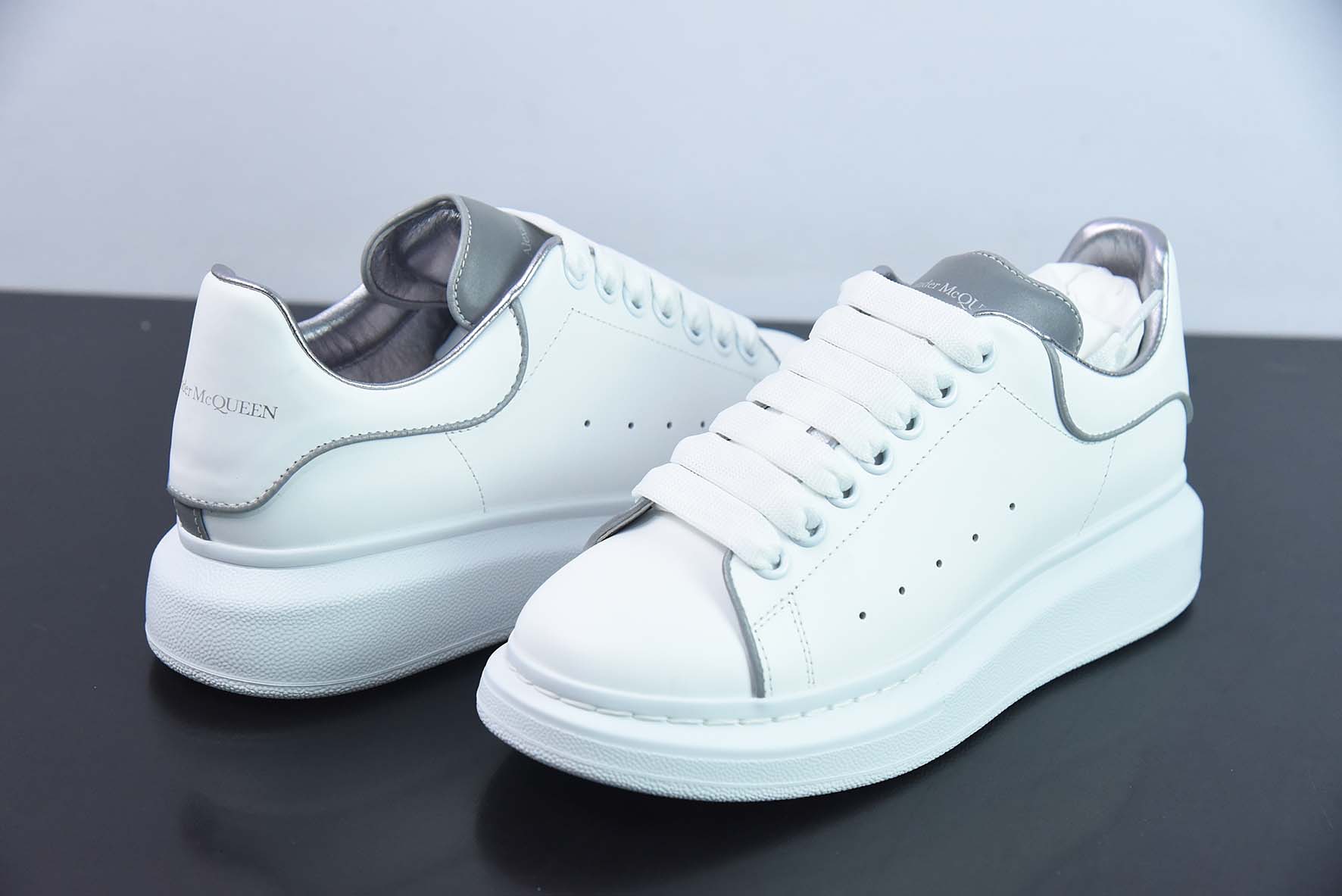 Alexander McQueen 亚历山大麦昆 3M白低帮运动鞋