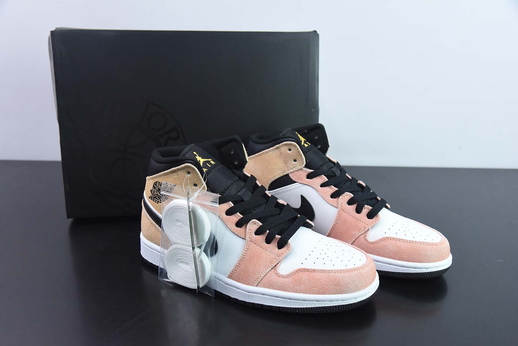Air Jordan 1 Mid 中帮篮球鞋 裸粉白 货号:DX4332-800