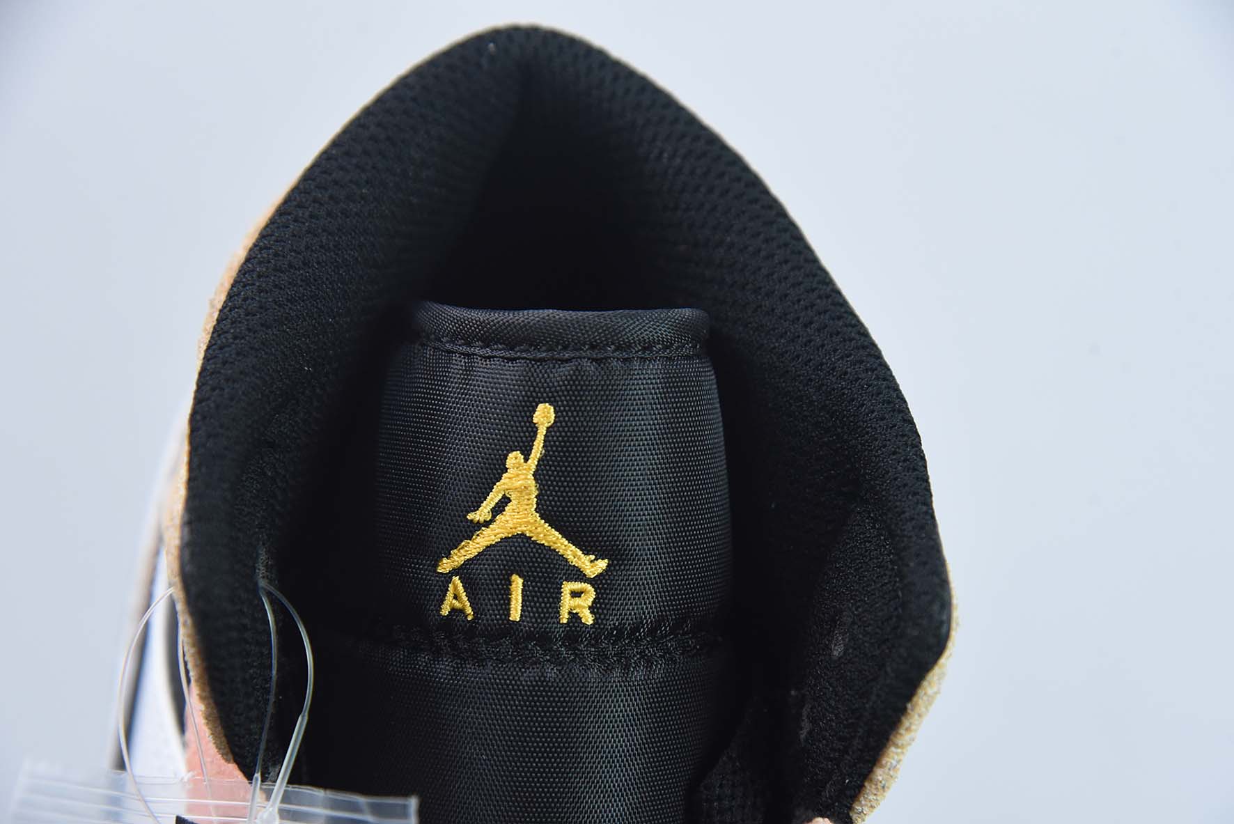 Air Jordan 1 Mid 中帮篮球鞋 裸粉白 货号:DX4332-800