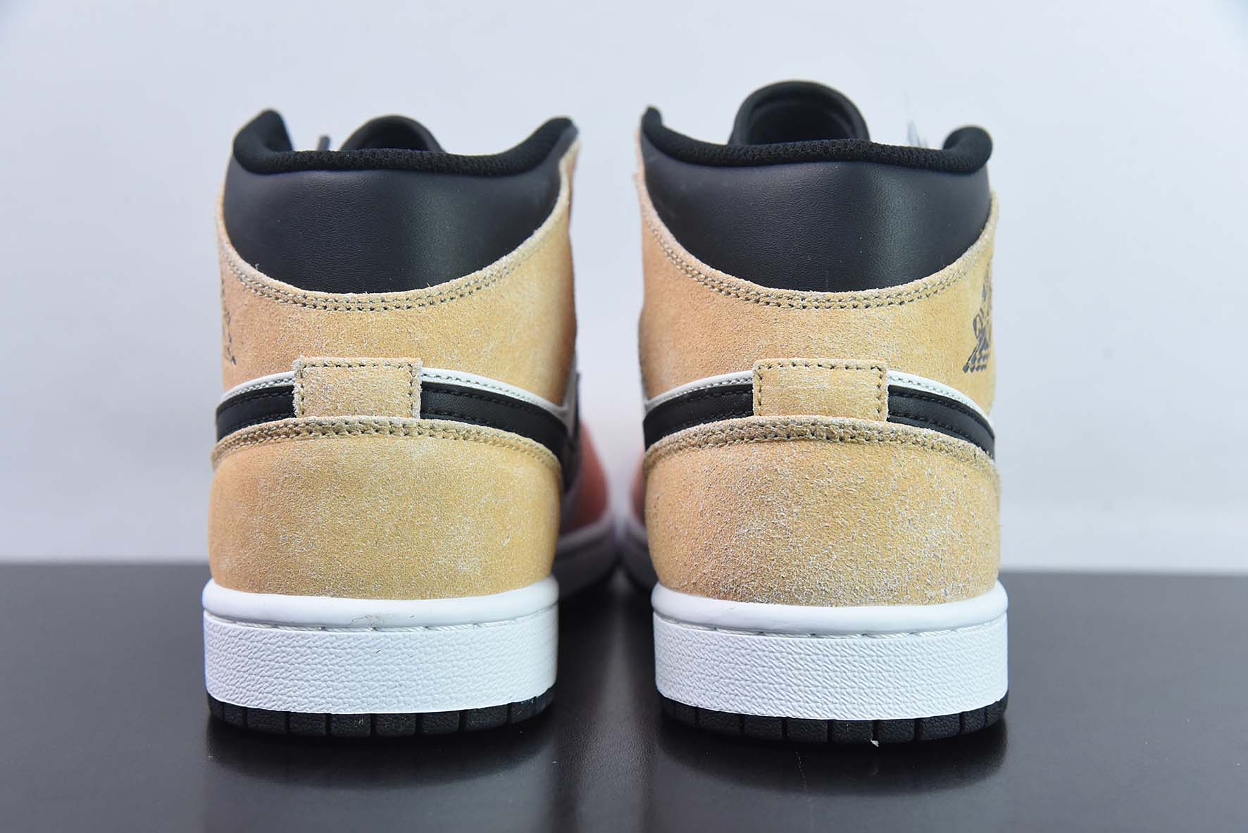 Air Jordan 1 Mid 中帮篮球鞋 裸粉白 货号:DX4332-800