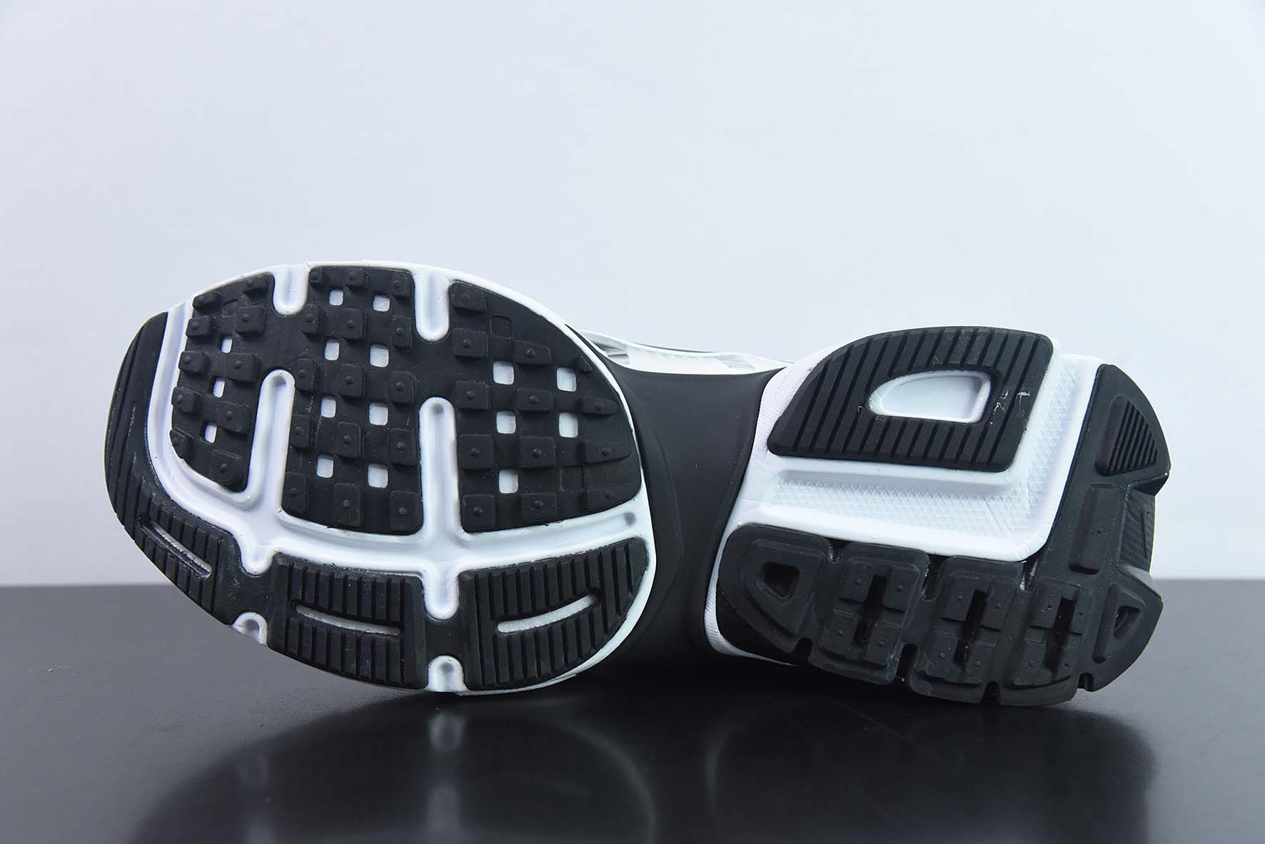 NIKE V2K Runtekk 减震防滑复古低帮跑步鞋货号: FD0736 102