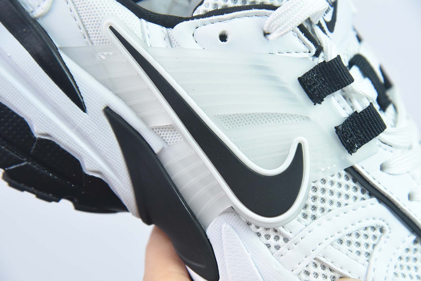 NIKE V2K Runtekk 减震防滑复古低帮跑步鞋货号: FD0736 102