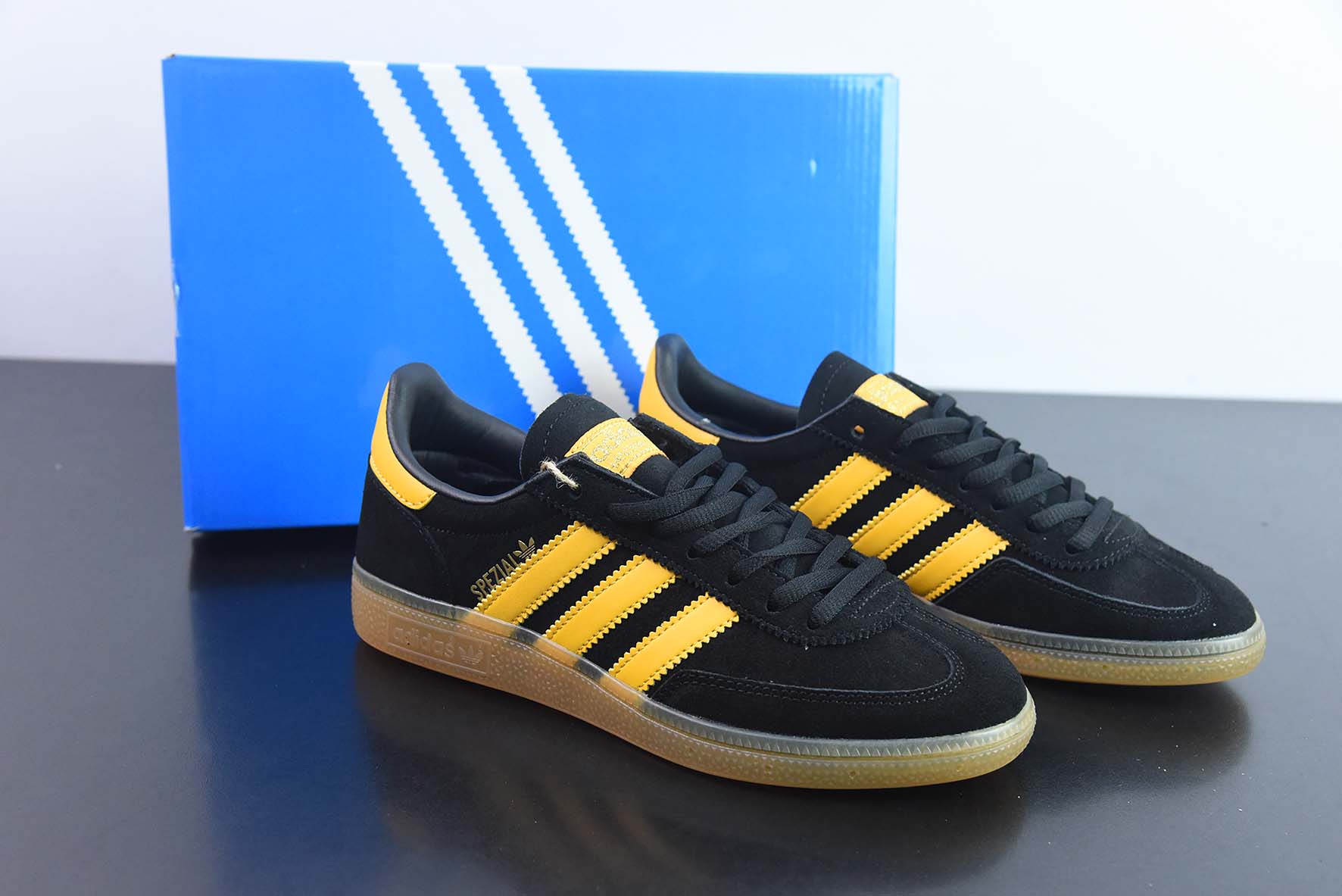 Adidas Handball Spezial 阿迪达斯经典款 复古休闲板鞋 货号: FX5676