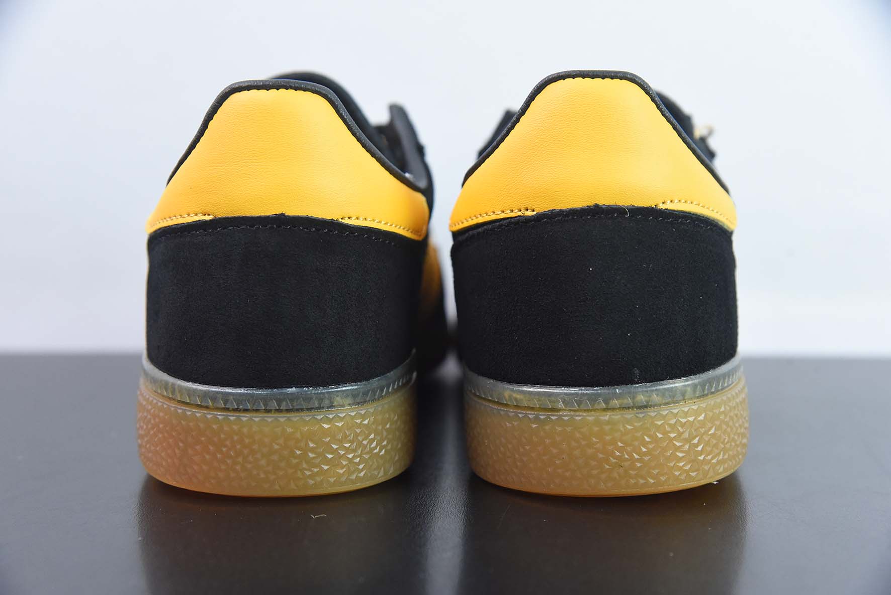 Adidas Handball Spezial 阿迪达斯经典款 复古休闲板鞋 货号: FX5676