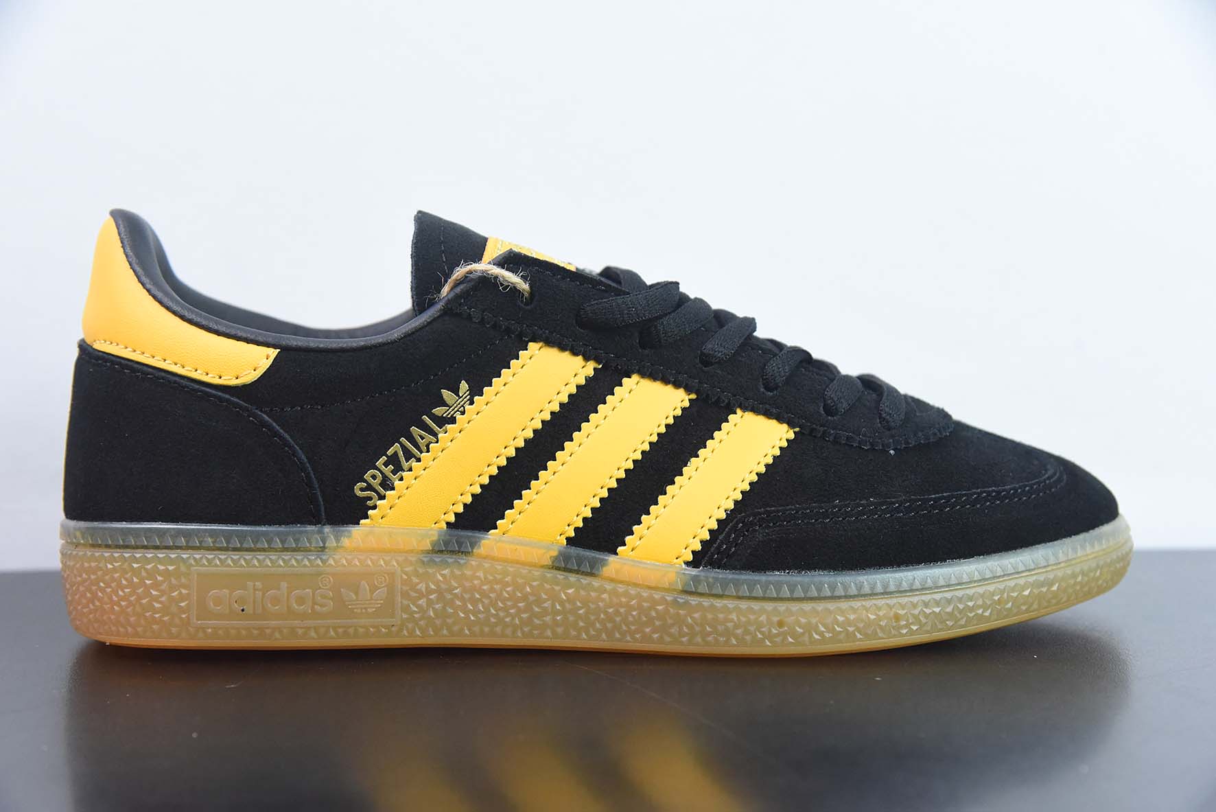 Adidas Handball Spezial 阿迪达斯经典款 复古休闲板鞋 货号: FX5676