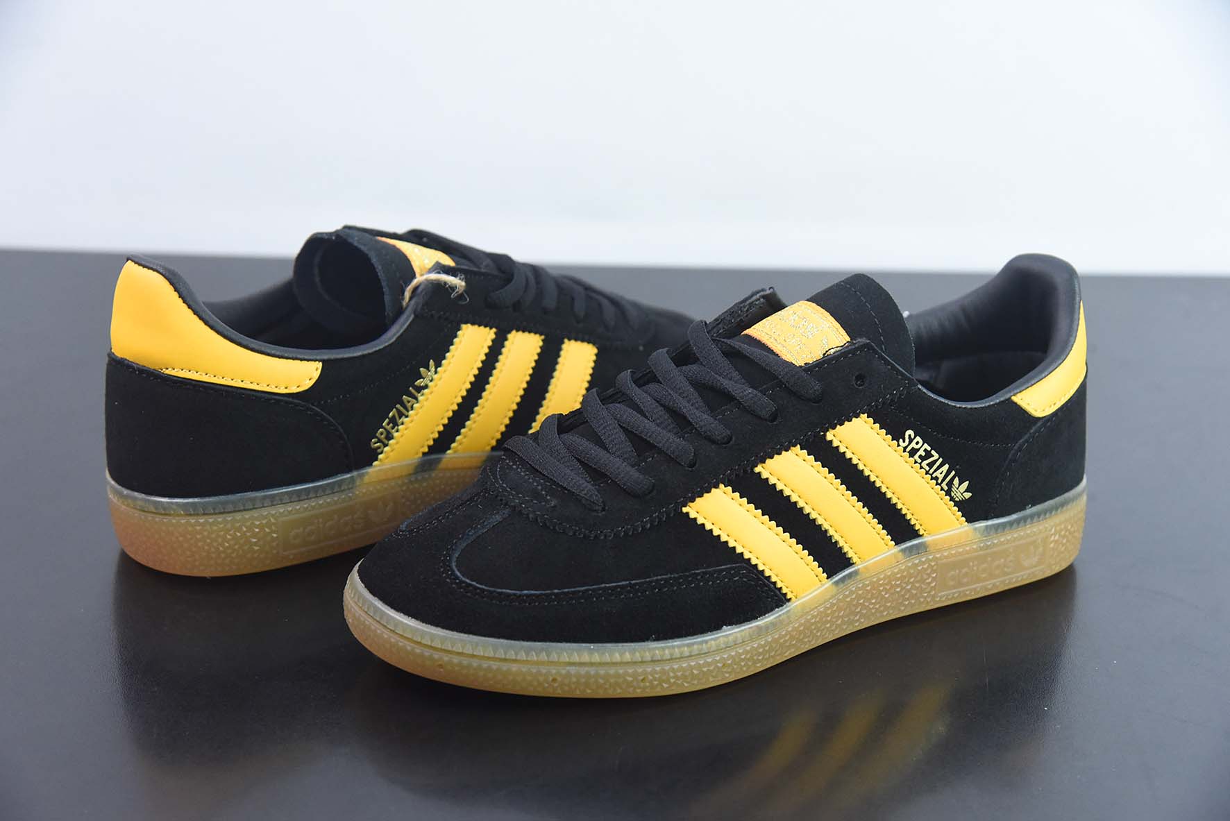 Adidas Handball Spezial 阿迪达斯经典款 复古休闲板鞋 货号: FX5676