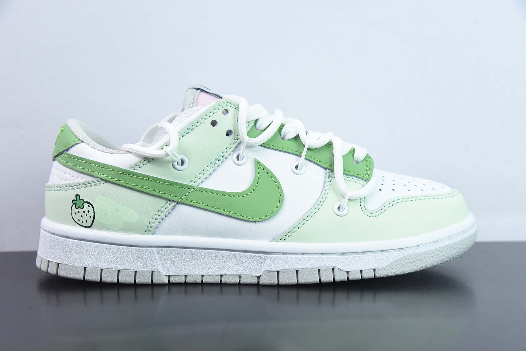 NK Dunk Low 解构 奶缇莓莓 灰白蓝低帮运动鞋 货号：FD1232-002