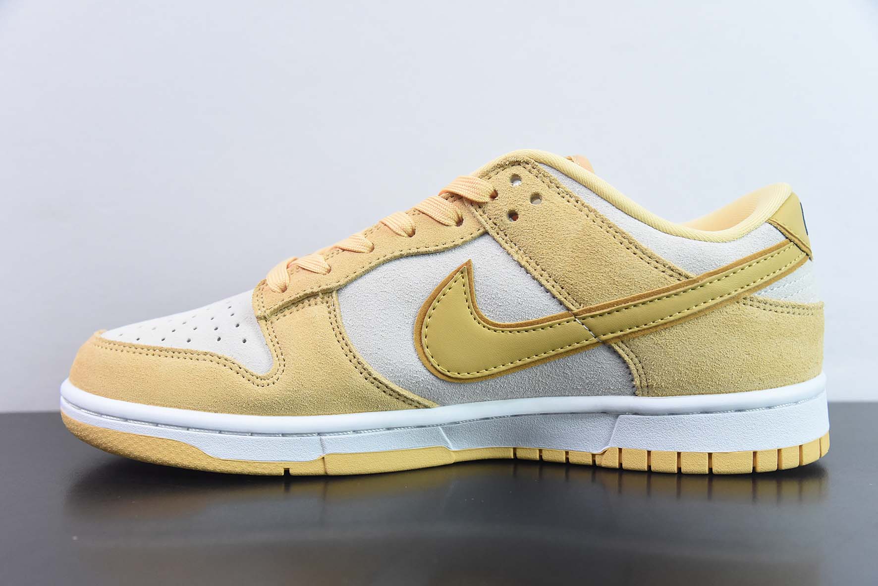 Nike SB Dunk Low LX"Gold Suede" 黄金小麦低帮运动鞋 货号:DV7411-200