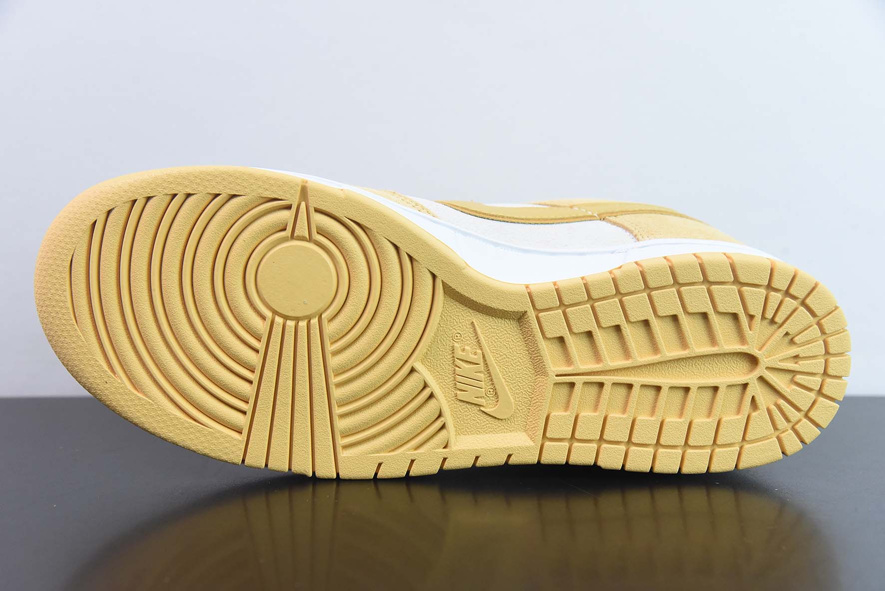 Nike SB Dunk Low LX"Gold Suede" 黄金小麦低帮运动鞋 货号:DV7411-200