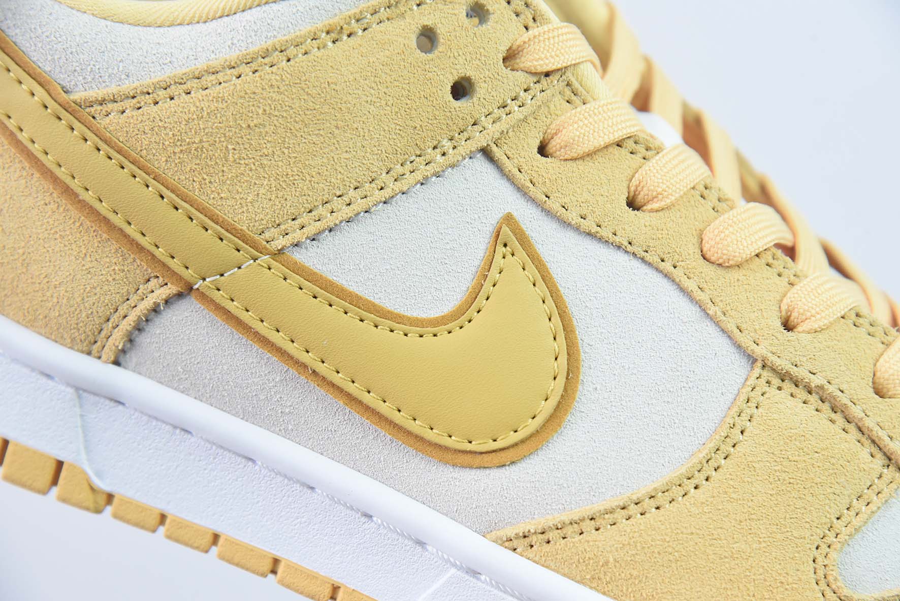 Nike SB Dunk Low LX"Gold Suede" 黄金小麦低帮运动鞋 货号:DV7411-200