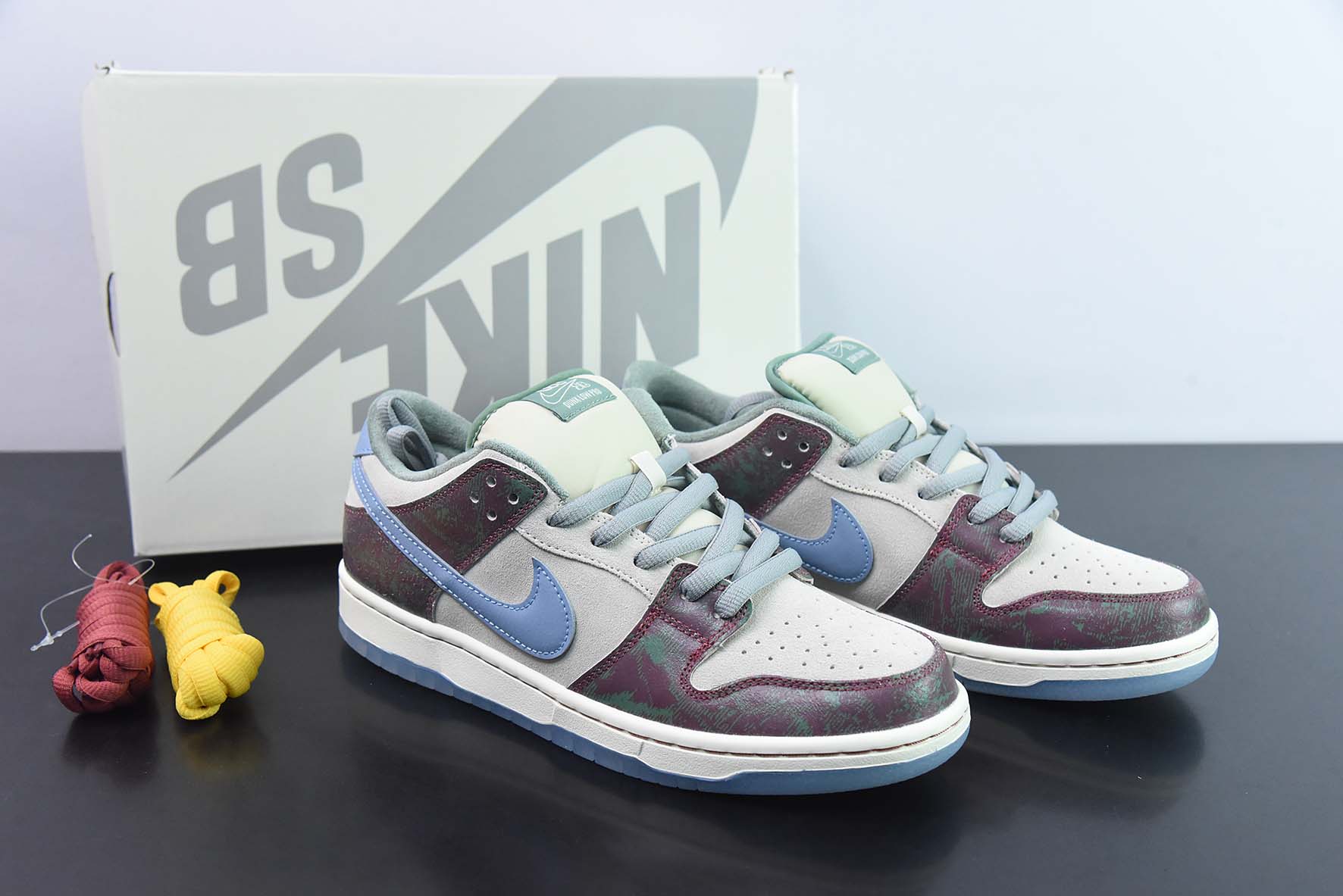 NikeSBDunkLow 白绿联名低帮运动鞋 货号:FN4193 100