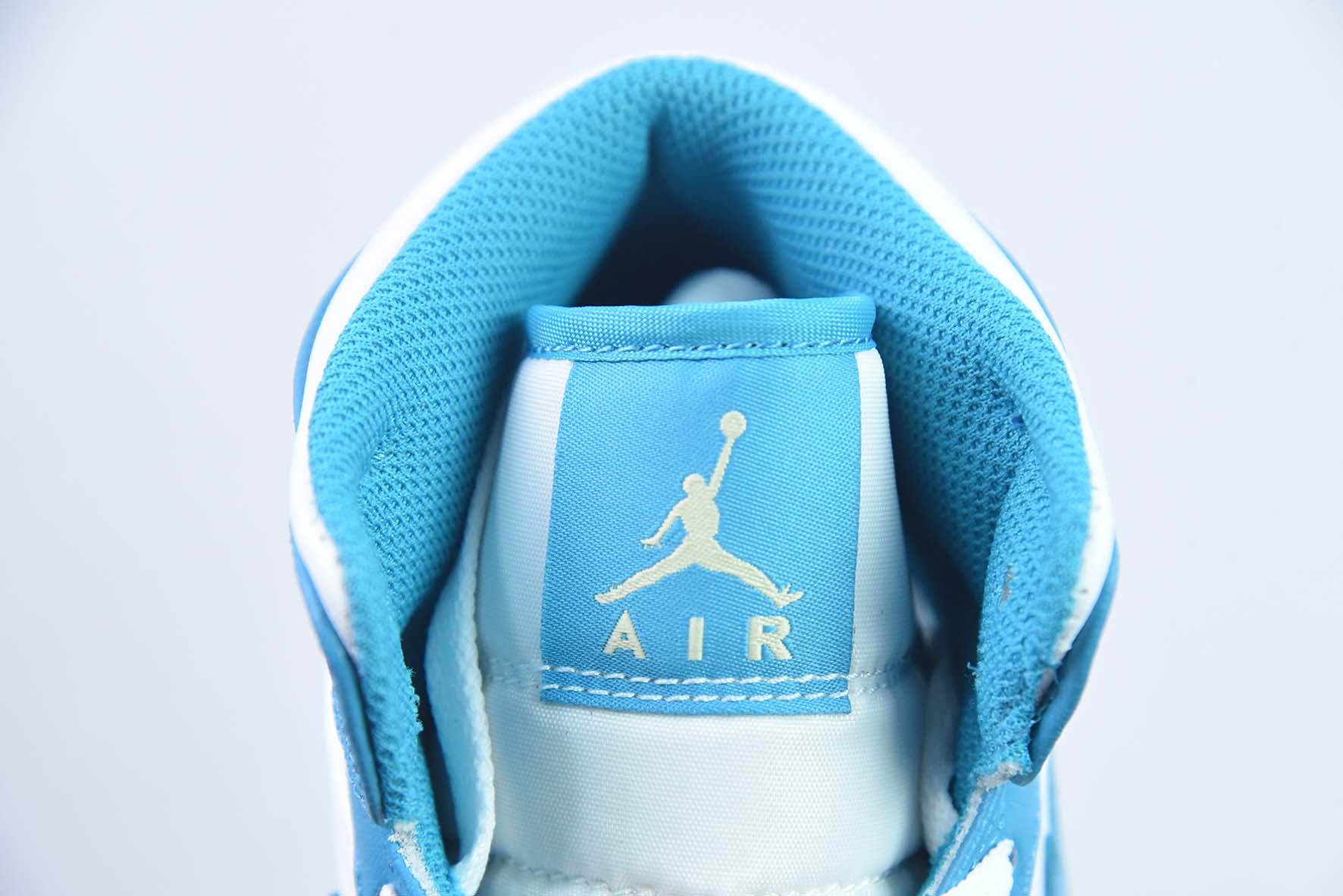 Air Jordan 1 MID AJ1中帮经典复古文化休闲运动篮球鞋“白湖水蓝”货号：DQ8426-400