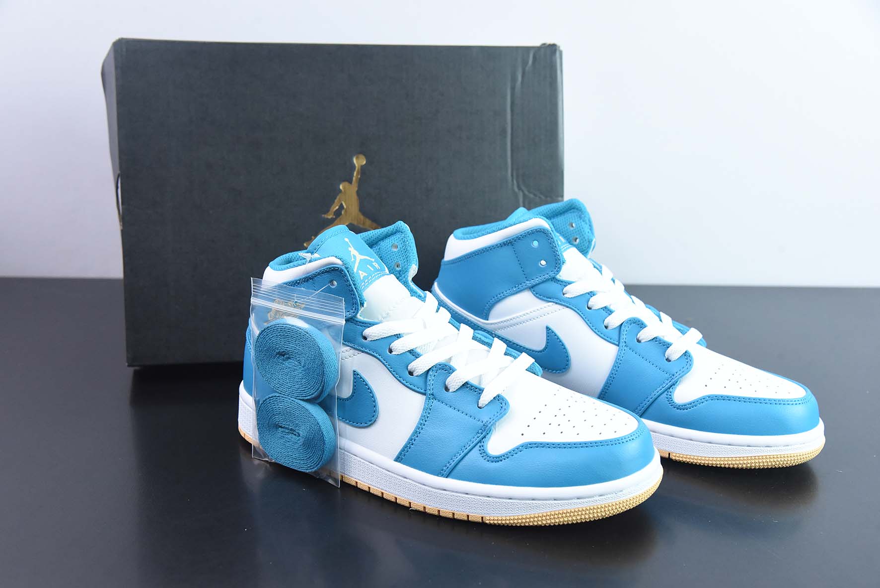 Air Jordan 1 MID AJ1中帮经典复古文化休闲运动篮球鞋“白湖水蓝”货号：DQ8426-400