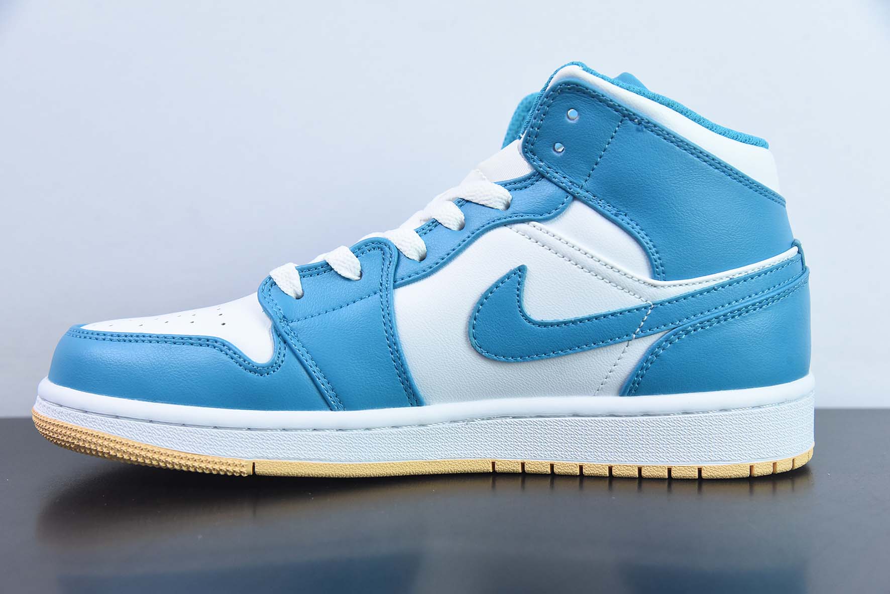 Air Jordan 1 MID AJ1中帮经典复古文化休闲运动篮球鞋“白湖水蓝”货号：DQ8426-400