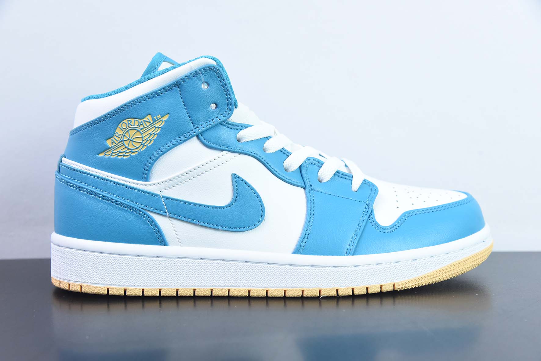 Air Jordan 1 MID AJ1中帮经典复古文化休闲运动篮球鞋“白湖水蓝”货号:DQ8426-400