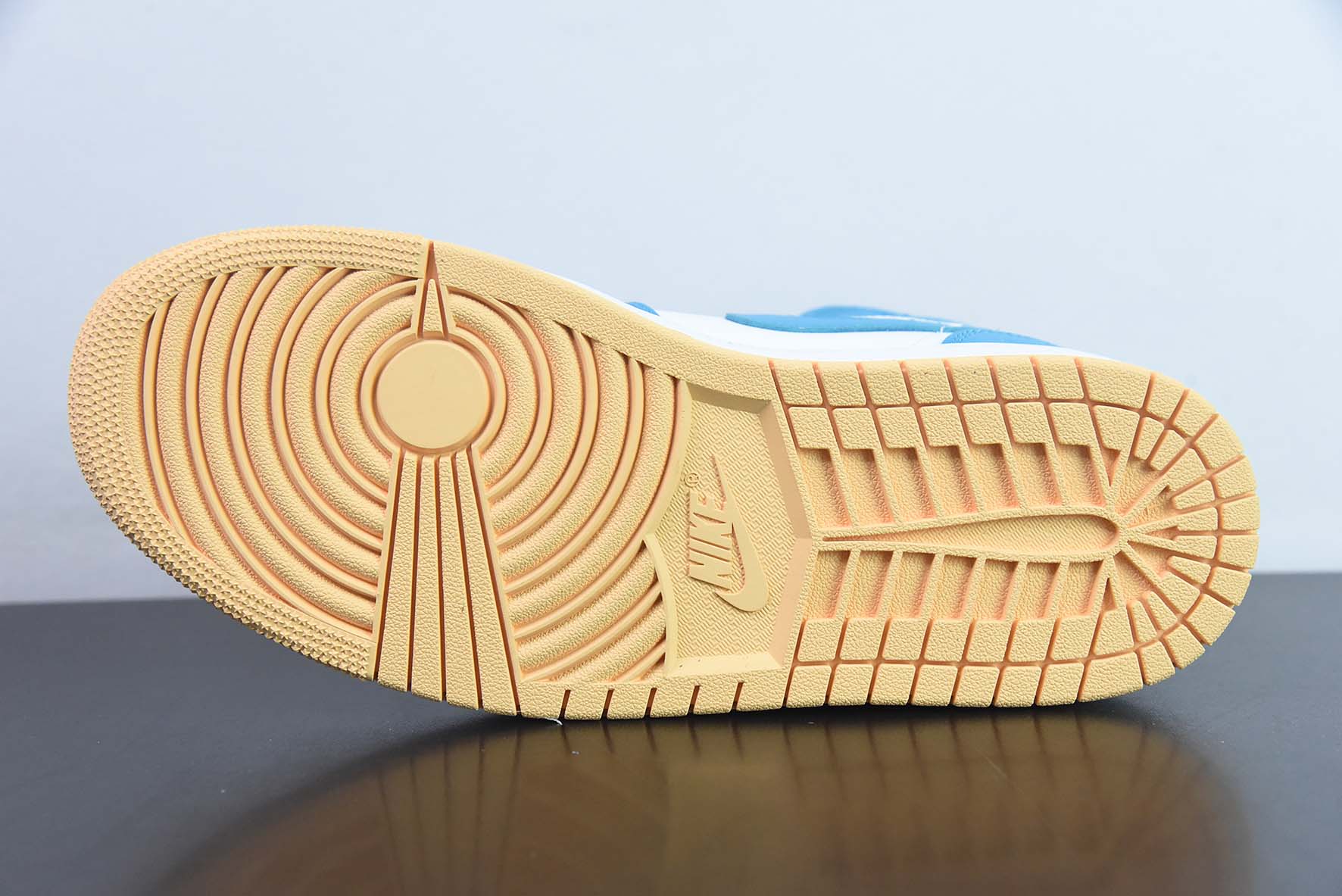 Air Jordan 1 MID AJ1中帮经典复古文化休闲运动篮球鞋“白湖水蓝”货号：DQ8426-400