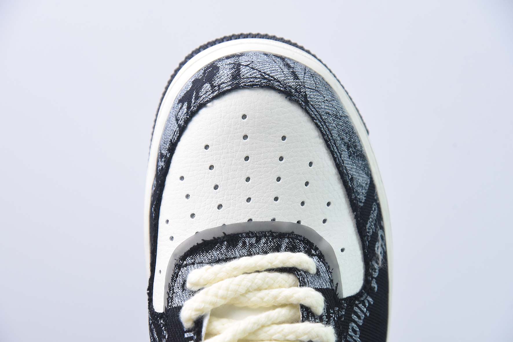 Nike Air Force 1 Low '07 “涂鸦黑白星期三美剧”低帮空军一号休闲板鞋 货号:FB0607-011