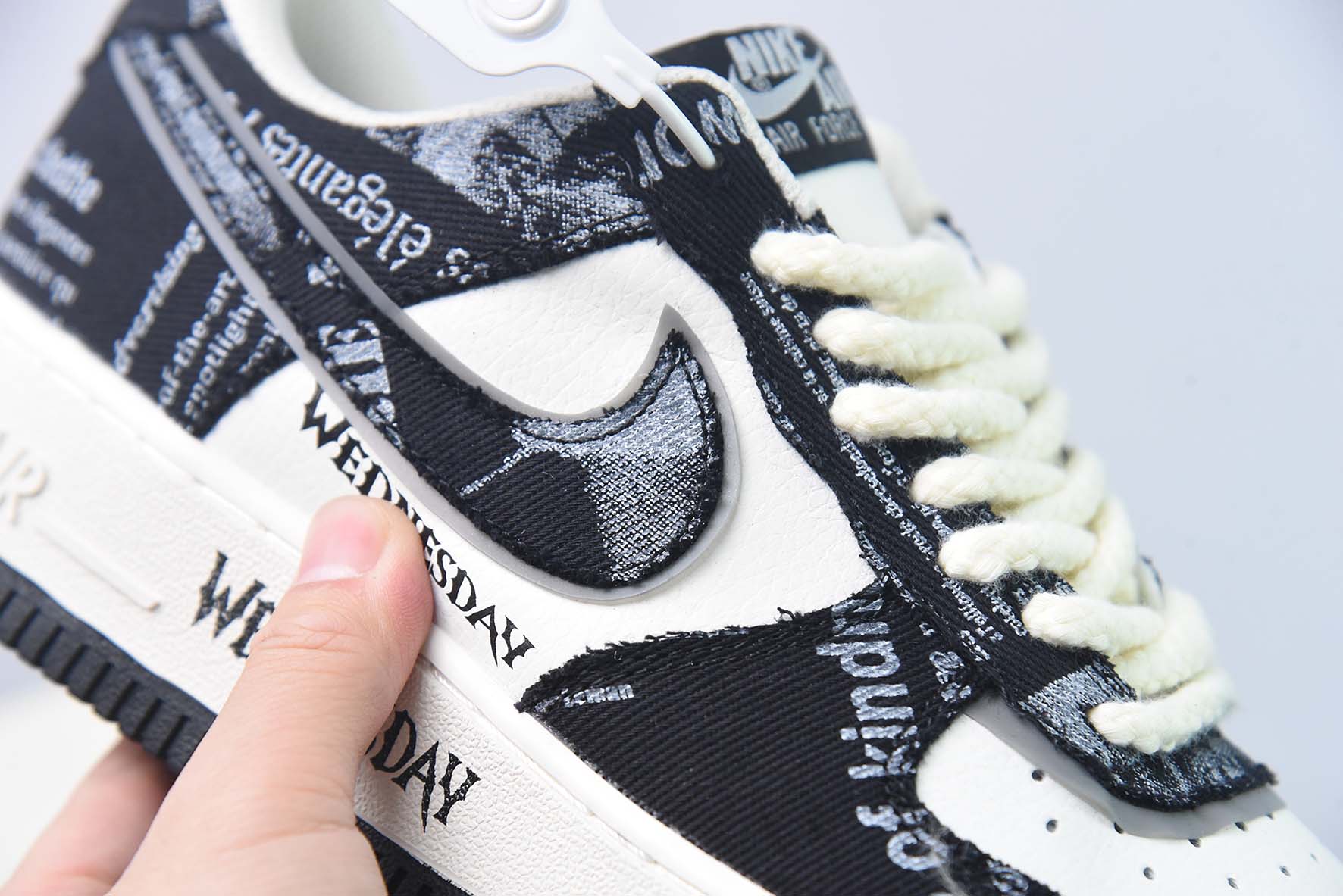 Nike Air Force 1 Low '07 “涂鸦黑白星期三美剧”低帮空军一号休闲板鞋 货号:FB0607-011