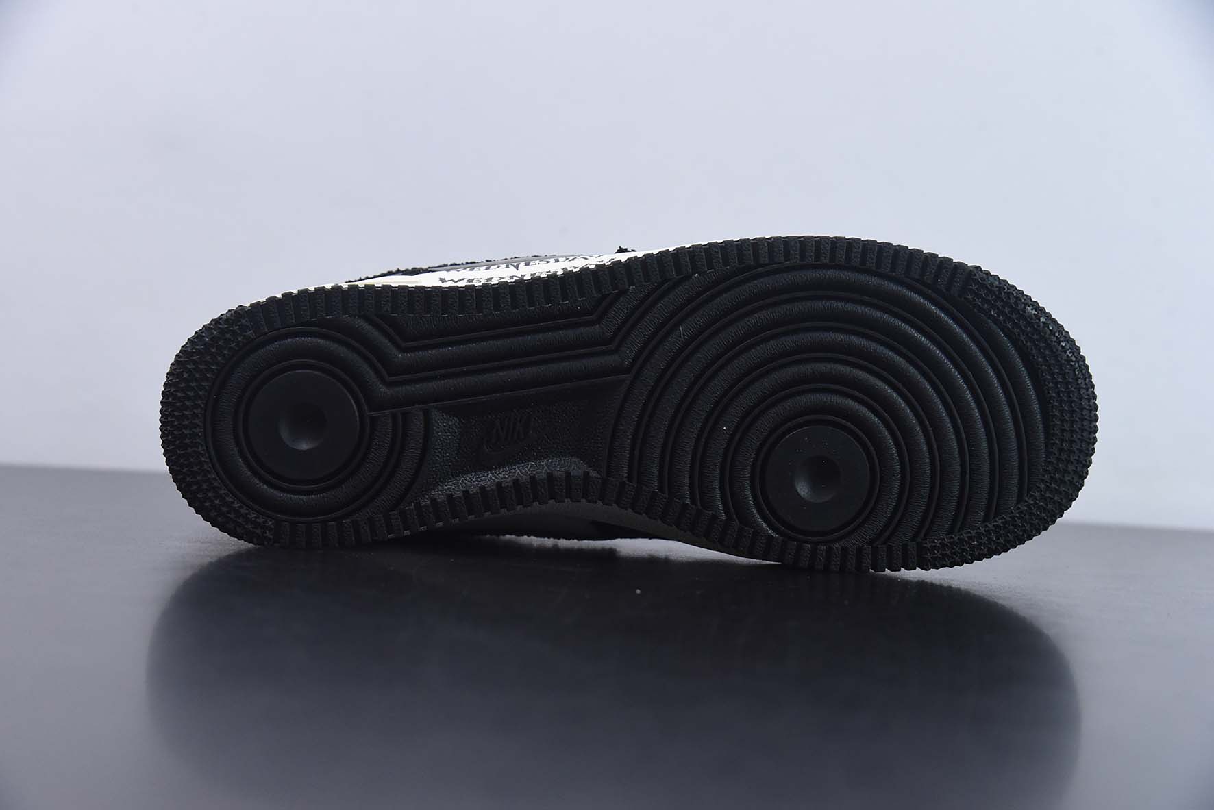 Nike Air Force 1 Low '07 “涂鸦黑白星期三美剧”低帮空军一号休闲板鞋 货号:FB0607-011