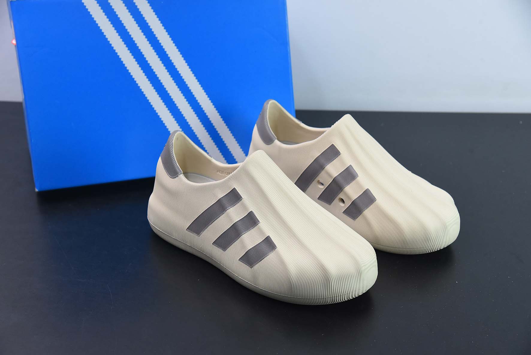 AD adiFOM Superstar 贝壳头版一脚蹬系列休闲运动鸭掌鞋 棕褐色 货号:HQ4652