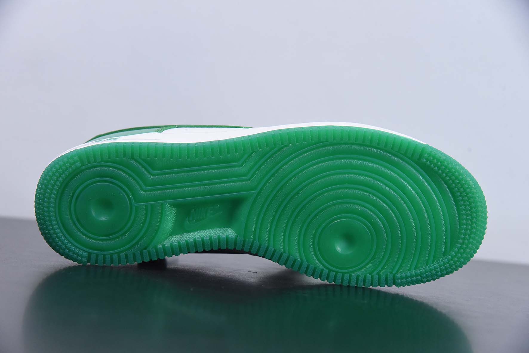 Nike Air Force 1 Low 白绿漆皮 空军一号低帮运动休闲板鞋 货号：HP3656-511