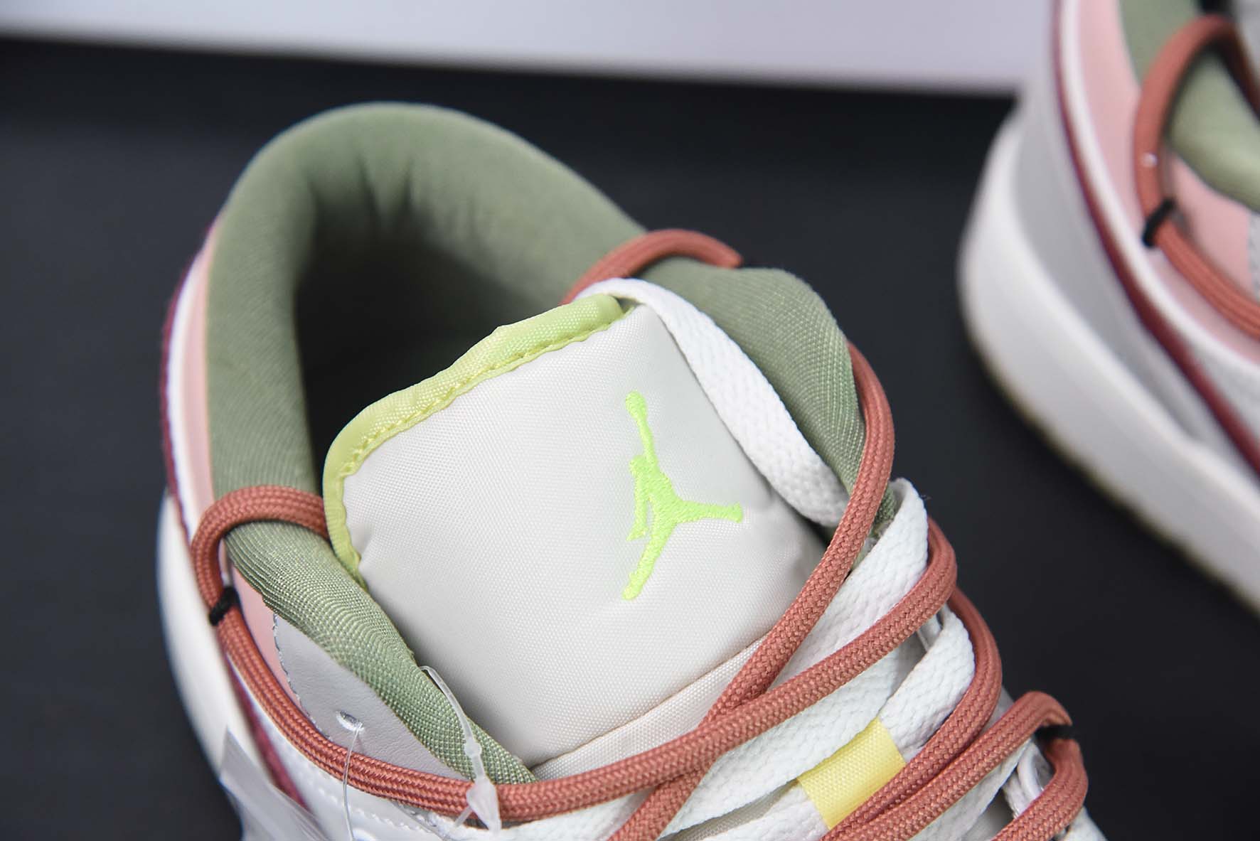 Air Jordan 1 Low 米红信仰温柔绑带低帮篮球鞋 货号:FD9906-131