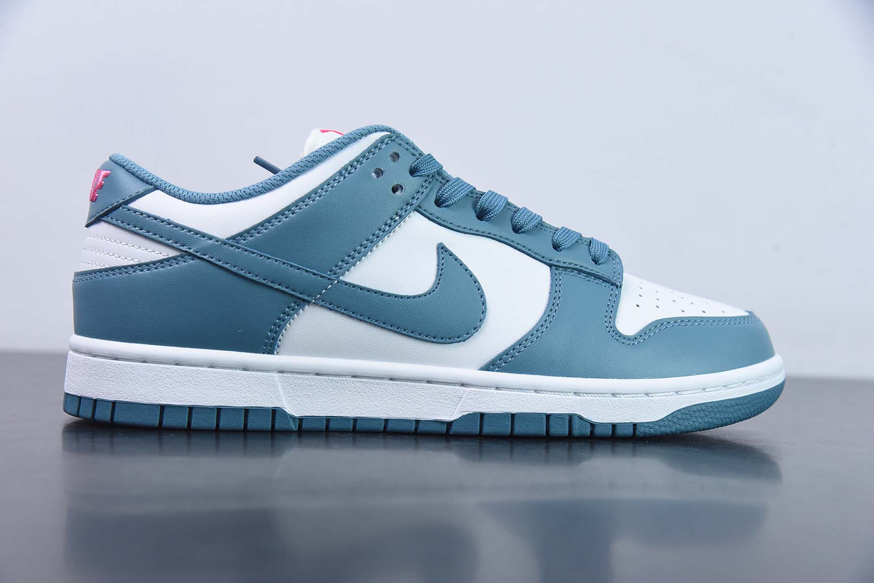 ONA75678135 Nk Dunk Low "South Beach", combinación de colores South Beach, SB de caña baja casual para skate,…