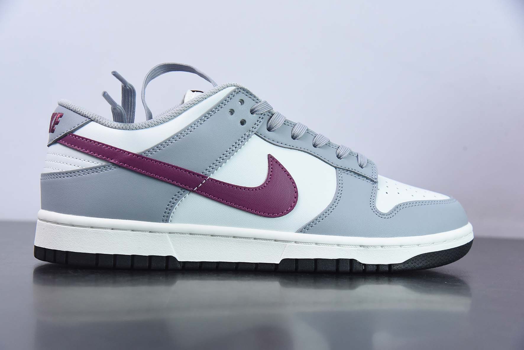 DNR75678135 NIKE DUNK SB LOW, combinación de colores gris y rojo, número de artículo: DD1503-122, tallas: 36-46