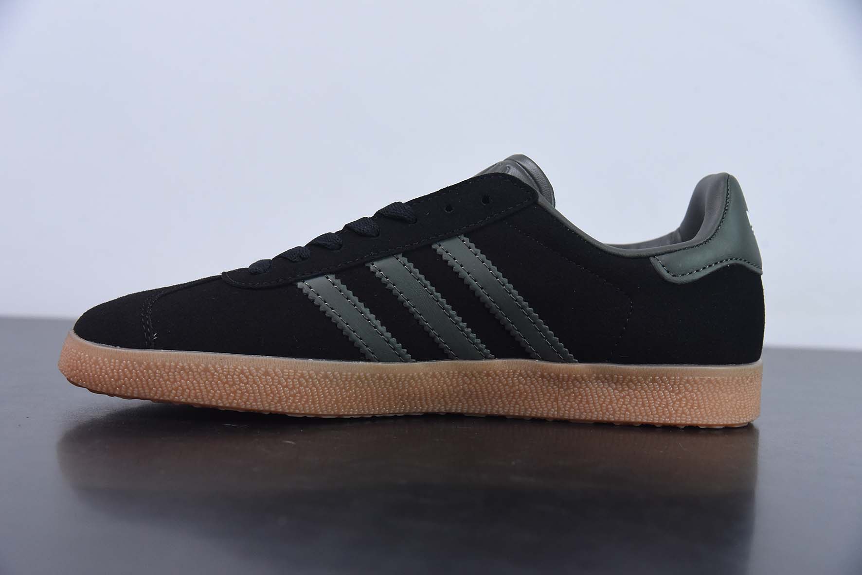 Adidas Originals Gazelle 三叶草系列运动板鞋 黑绿 货号：GX2210