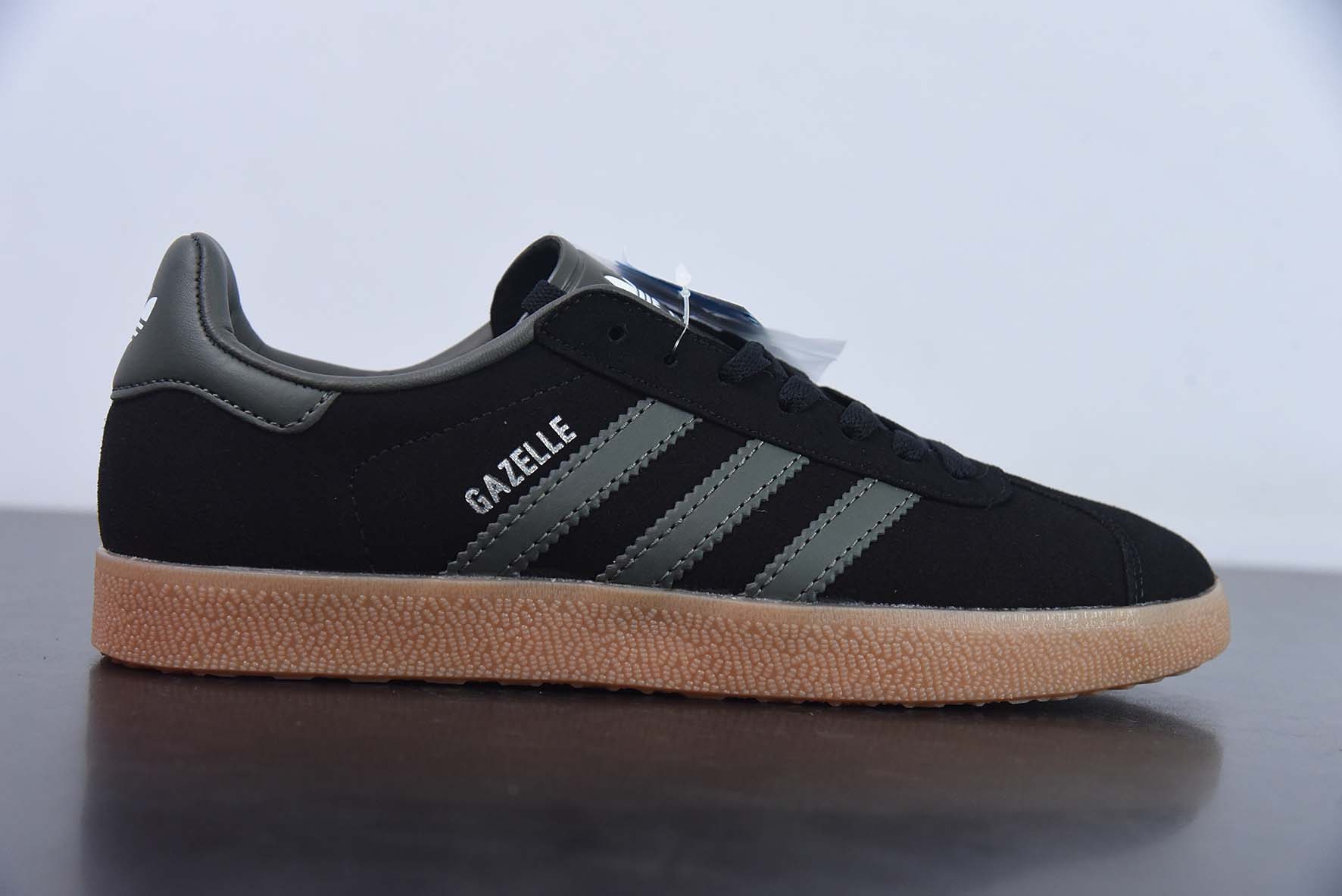 Adidas Originals Gazelle 三叶草系列运动板鞋 黑绿 货号：GX2210