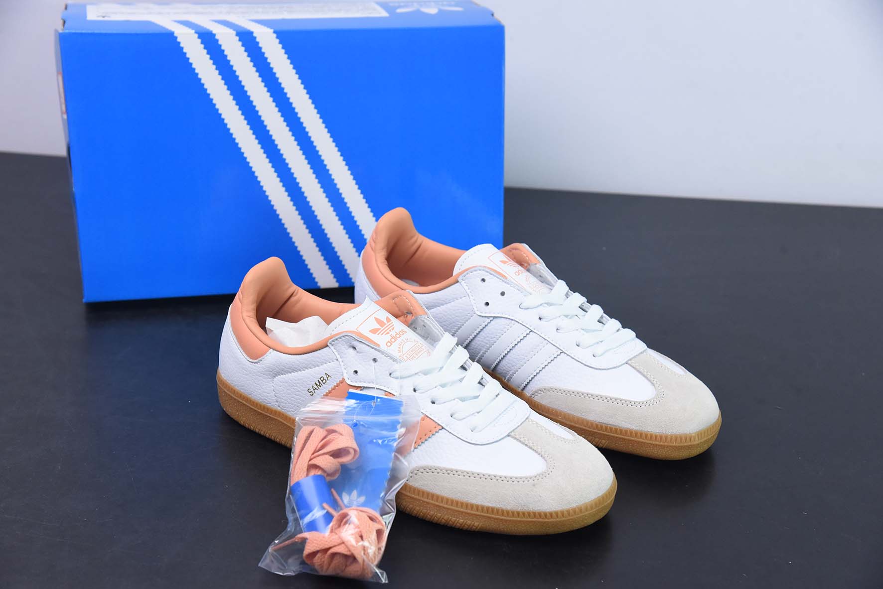 阿迪 AD 三叶草Adidas Originals Samba OG 桑巴舞系列绅士德训足球风百搭低帮休闲运动板鞋“皮革白浅灰橘粉生胶底”货号IG5932