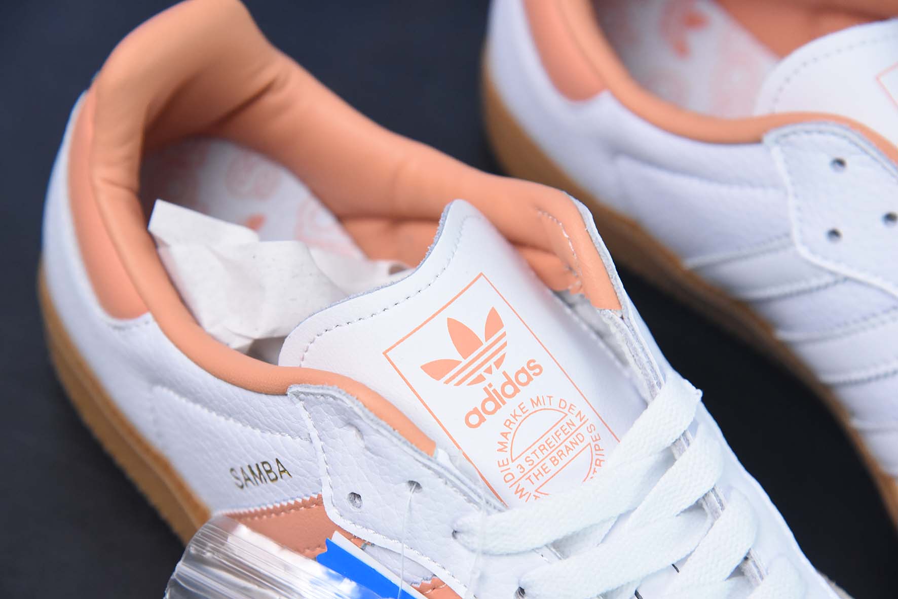 阿迪 AD 三叶草Adidas Originals Samba OG 桑巴舞系列绅士德训足球风百搭低帮休闲运动板鞋“皮革白浅灰橘粉生胶底”货号IG5932