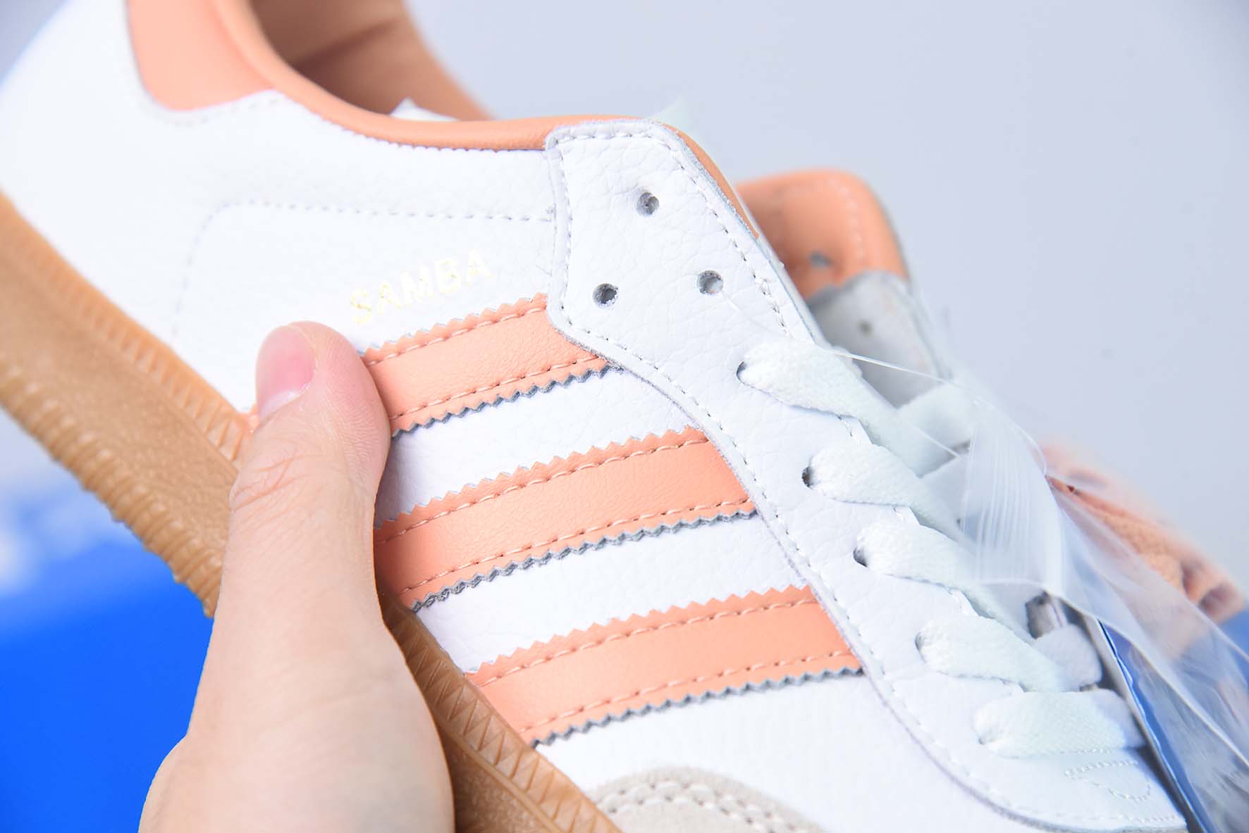 阿迪 AD 三叶草Adidas Originals Samba OG 桑巴舞系列绅士德训足球风百搭低帮休闲运动板鞋“皮革白浅灰橘粉生胶底”货号IG5932